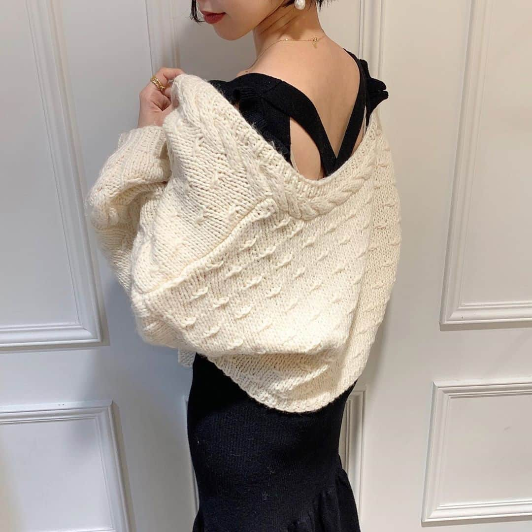 デイシーさんのインスタグラム写真 - (デイシーInstagram)「. 👗𝐬𝐭𝐚𝐟𝐟 𝐜𝐨𝐨𝐫𝐝𝐢𝐧𝐚𝐭𝐞👒  ▶︎大阪店スタッフのリアルコーディネート❤︎  ☑︎フリルニットセットワンピース ¥20,000+tax  リブニットとニットキャミワンピの、 着回し抜群なセットアイテム♩  ニットキャミワンピースのインナーに サテンレースキャミを合わせて、 ざっくりガーデを羽織るちょっぴり大人なスタイル…♡  ୨୧┈┈┈┈┈┈┈┈┈┈┈┈┈┈┈୨୧  【通常営業時間】﻿ 月〜土：11:00〜21:00﻿ 日：11:00〜20:00﻿  DEICY 大阪店﻿ ☎︎06-6372-1325﻿  ■なお、お客様に安心して﻿ お買物をしていただけるよう、﻿ 新型コロナウィルス感染拡大防止策を﻿ 講じた上で営業いたします。﻿ ﻿ ご来店いただくお客様には﻿ ご不便をおかけすることもございますが、﻿ 何卒ご理解・ご協力を賜りますよう﻿ 心よりお願い申し上げます。﻿ ﻿  ୨୧┈┈┈┈┈┈┈┈┈┈┈┈┈┈┈୨୧  #deicy #mecouture #deicyosaka #fashion #coordinate #ootd #white #autumn #2020aw #instagood #instafashion #デイシー #ミークチュール #ファッション #コーデ #コーディネート #ホワイトコーデ #ワントーンコーデ #秋服 #梅田エスト #梅田est #モノトーン #モノトーンコーデ #白黒コーデ #白黒 #カーディガン #ニットワンピース #ニットワンピ #キャミワンピ #バックデザイン」9月22日 19時37分 - deicy_official