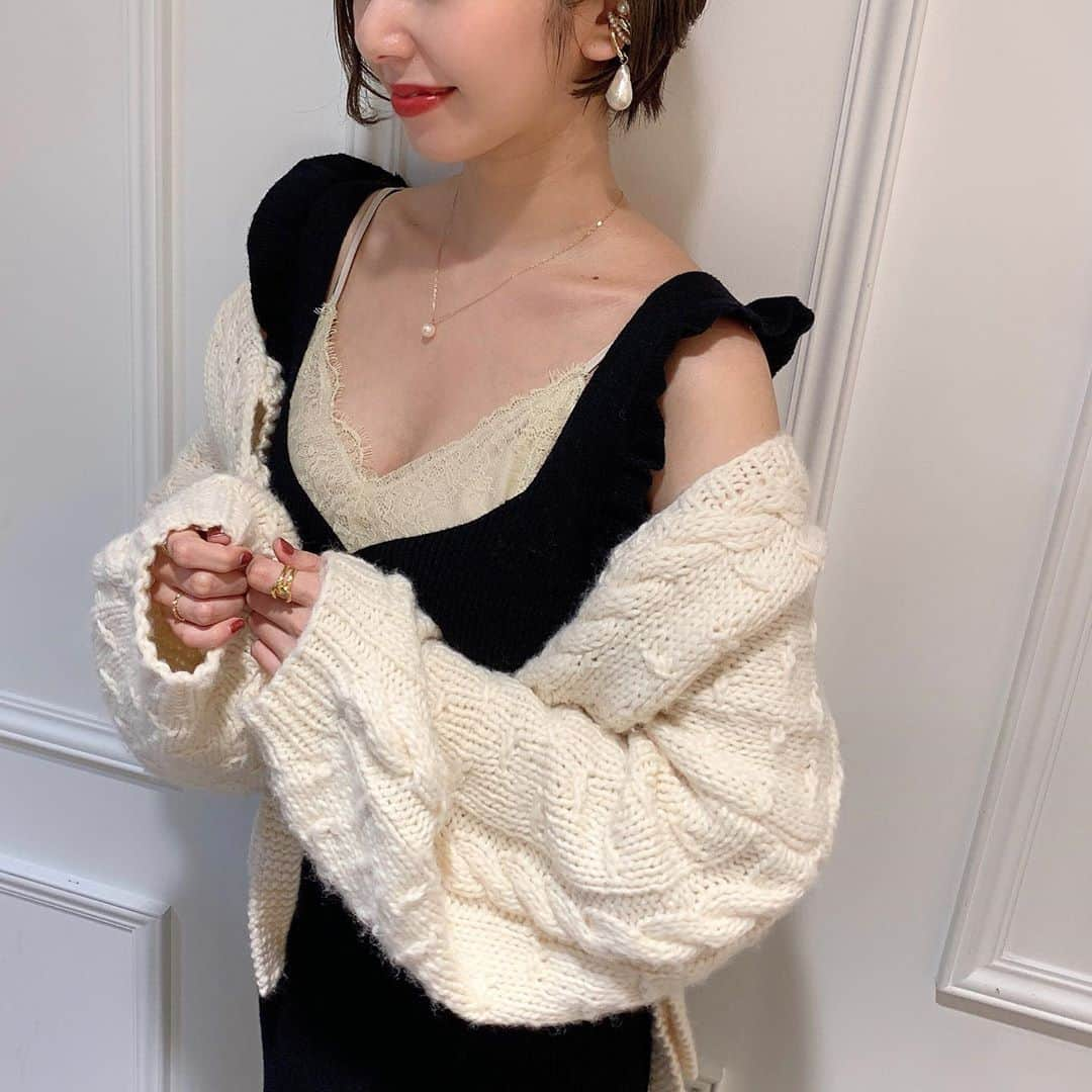 デイシーさんのインスタグラム写真 - (デイシーInstagram)「. 👗𝐬𝐭𝐚𝐟𝐟 𝐜𝐨𝐨𝐫𝐝𝐢𝐧𝐚𝐭𝐞👒  ▶︎大阪店スタッフのリアルコーディネート❤︎  ☑︎フリルニットセットワンピース ¥20,000+tax  リブニットとニットキャミワンピの、 着回し抜群なセットアイテム♩  ニットキャミワンピースのインナーに サテンレースキャミを合わせて、 ざっくりガーデを羽織るちょっぴり大人なスタイル…♡  ୨୧┈┈┈┈┈┈┈┈┈┈┈┈┈┈┈୨୧  【通常営業時間】﻿ 月〜土：11:00〜21:00﻿ 日：11:00〜20:00﻿  DEICY 大阪店﻿ ☎︎06-6372-1325﻿  ■なお、お客様に安心して﻿ お買物をしていただけるよう、﻿ 新型コロナウィルス感染拡大防止策を﻿ 講じた上で営業いたします。﻿ ﻿ ご来店いただくお客様には﻿ ご不便をおかけすることもございますが、﻿ 何卒ご理解・ご協力を賜りますよう﻿ 心よりお願い申し上げます。﻿ ﻿  ୨୧┈┈┈┈┈┈┈┈┈┈┈┈┈┈┈୨୧  #deicy #mecouture #deicyosaka #fashion #coordinate #ootd #white #autumn #2020aw #instagood #instafashion #デイシー #ミークチュール #ファッション #コーデ #コーディネート #ホワイトコーデ #ワントーンコーデ #秋服 #梅田エスト #梅田est #モノトーン #モノトーンコーデ #白黒コーデ #白黒 #カーディガン #ニットワンピース #ニットワンピ #キャミワンピ #バックデザイン」9月22日 19時37分 - deicy_official