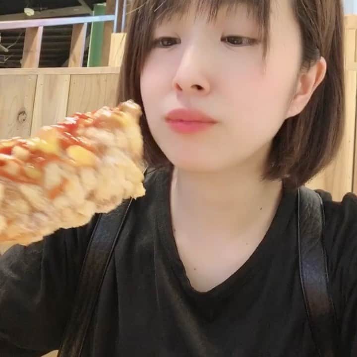 鮭山未菜美のインスタグラム：「原宿 ジョンノハットグ🍗  このお店の前にあるヤンニョムチキンは毎回絶対食べてるけどハットグは初🥰 激うまだったーーー⸜(*ˊᗜˋ*)⸝  うまくチーズ伸びて映えやん🤞www」