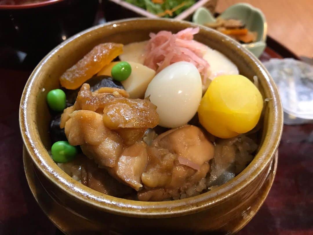 砂山圭大郎さんのインスタグラム写真 - (砂山圭大郎Instagram)「高崎に来るたび一度は食べる、峠の釜めし。  釜めしに関しては、店舗よりも弁当の方が旨いような…。やっぱり旅の雰囲気が大事なのか。ご飯は多少冷めてる方がいいのか。 でも、脂の温度が程よい、店舗の方が出汁の染みた鶏肉が美味。 #峠の釜めし #おぎのや」9月22日 19時48分 - keitaro_sunayama