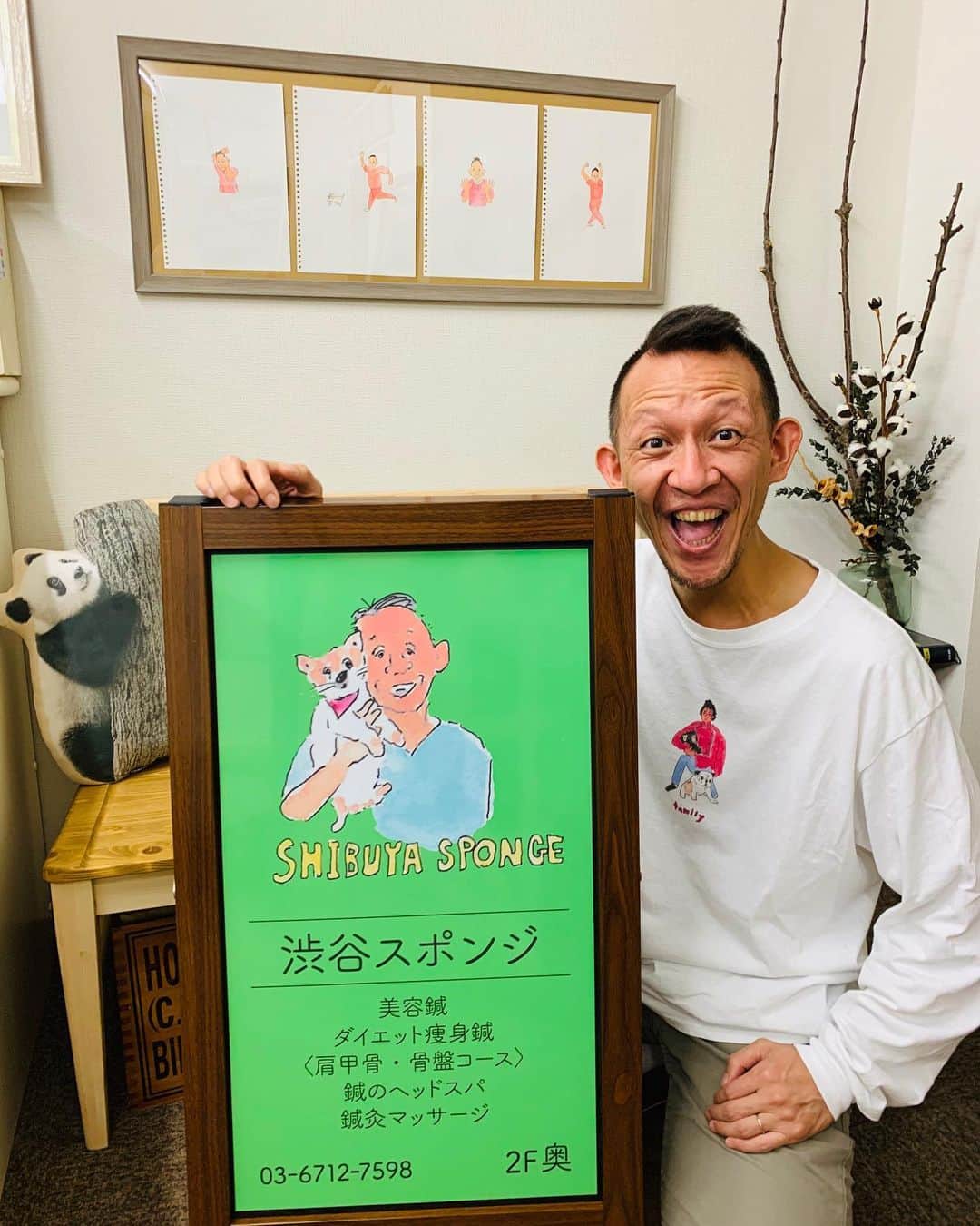 のインスタグラム：「2020.09.22 🍀 新しいメインビジュアルの看板が 完成しました❗ 🍀 これからはこちらの イラスト看板を目印に👀 渋谷東急百貨店本店 近くです よろしくお願いします!! 🍀 🍀 🍀 🍀 2020.10月開催 新作!!オリジナルグッズプレゼント🎁 Instagramフォロワー様プレゼント🎁など coming soon !! 🍀 🍀 🍀 🍀 9月は終日キャンセル待ちです🙇‍♂️🙇‍♀️ 🍀 🍀 10月もご予約が埋まってきております。 お早目にスケジュールをご確認の上 HPよりご予約をお願い致します。 🍀 🍀 🍀 🍀 #渋谷スポンジ  #美容鍼 #鍼灸 #マッサージ  #痩身 #ヘッドスパ #筋膜リリース 東京都渋谷区松濤1-28-6 麻生ビル2F☏‭0367127598‬ 🍄ご予約はHP又はお電話で ‭www.shibuya-sponge.com‬ ⇧⇧⇧✨HPリニューアル✨ . . 🐕✨1ヶ月以内リピート常時500円OFF❗ 🐕✨初回の方にプチギフト進呈🎁 . 🐕✨美容鍼施術のお客様には アミノモイストエイジングケア4点サンプル🧏‍♀️✨プレゼント🎁 . . .  #美容鍼灸 #小顔 #美肌 #シミ #くすみ #ダイエット鍼 #腰痛 #肩こり #むくみ #乾燥肌 #肌荒れ  #たるみ #アンチエイジング  #リフトアップ #ツヤ肌 #毛穴 #偏頭痛  #眼精疲労 #骨盤調整 #姿勢改善 #猫背 #巻き肩 #肩甲骨はがし」