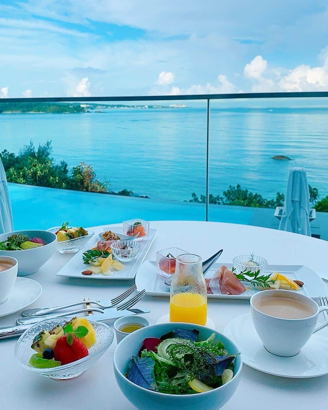 長谷川朋美さんのインスタグラム写真 - (長谷川朋美Instagram)「#ハレクラニ沖縄 のサンセットウィングクラブラウンジの朝食✨ ・ ここの朝食が凄く良かったー❤️ ロケーションも最高😆 ・ お部屋から見たサンライズも息を飲む美しさでした☀️ ・ 改めて自然の偉大さに感謝🙏 ・ #halekulaniokinawa #halekulani #ハレクラニ #resort #breakfast #ocean #sunrise」9月22日 19時51分 - hasegawa.elena.tomomi
