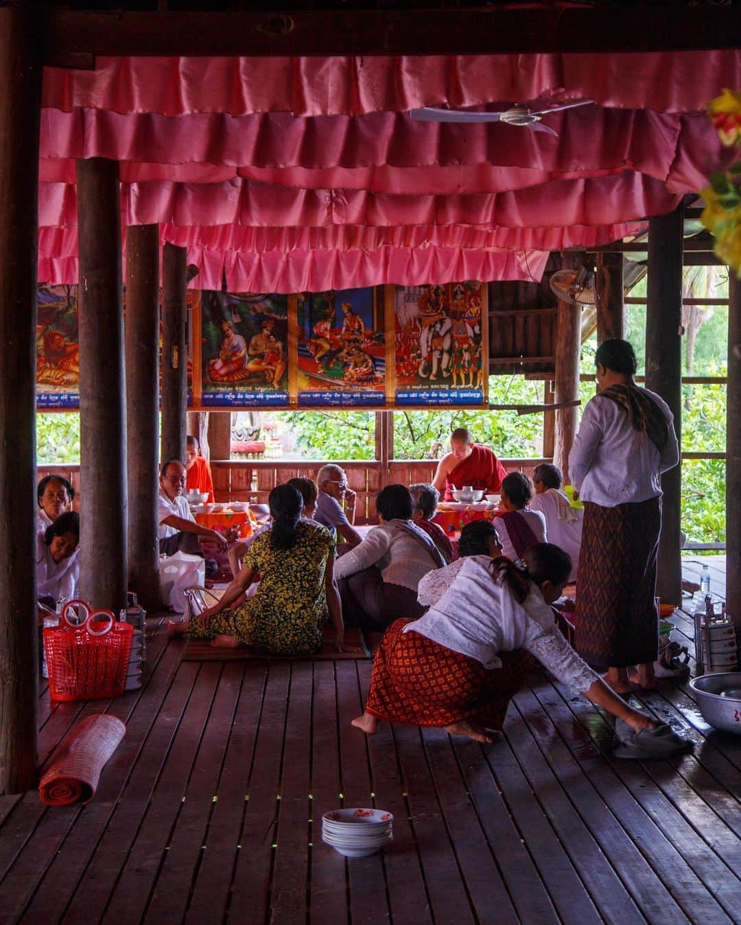 Shunsuke Miyatakeのインスタグラム：「People gathering at a temple during Pchum Ben, Kaoh Trong, Kratie, Cambodia」