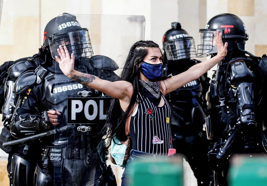 AFP通信さんのインスタグラム写真 - (AFP通信Instagram)「AFP Photo 📷 @leonardomunox -  Colombians protest against police brutality -⁣ .⁣ Thousands of Colombians protested Monday against police brutality and government policies, 11 days after the death of a man at the hands of police sparked demonstrations.⁣ ⁣ Trade unionists and students led the rallies and marches, chanting slogans against police brutality, that culminated in clashes with police in the center of Bogota, the main protest hub.⁣ ⁣ Demonstrators threw stones at police officers, who responded with tear gas and stun grenades, according to an AFP reporter.⁣ ⁣ Police riot units intervened to contain "violent" actions in Bogota, as well as the northwestern city of Medellin and Pasto in the southwest, according to police chief Oscar Atehortua.⁣ ⁣ At least nine people were arrested for ransacking banks and public facilities, Atehortua said.⁣ ⁣ Police said that 5,600 people participated in 142 protests, but by the end of the day, attendance seemed slightly higher.⁣ ⁣ Bogota experienced several days of unrest after a 43-year-old engineer named Javier Ordonez died on September 9 after being assaulted by two police officers.⁣ ⁣ #Bogota」9月22日 19時55分 - afpphoto