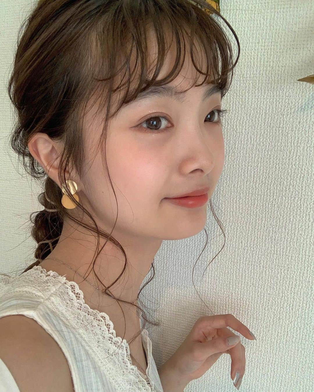 五島百花さんのインスタグラム写真 - (五島百花Instagram)「・ 前髪ふわふわにしたよ 実はヘアアレンジ得意💪 後ろは紐アレンジです☀︎ ・ ・ #ヘアアレンジ#ゆるふわ#前髪アレンジ#紐アレンジ#自撮り#ノーマルカメラ#爪きたなっ#見なかったことに🤫」9月22日 19時55分 - momokagoshima