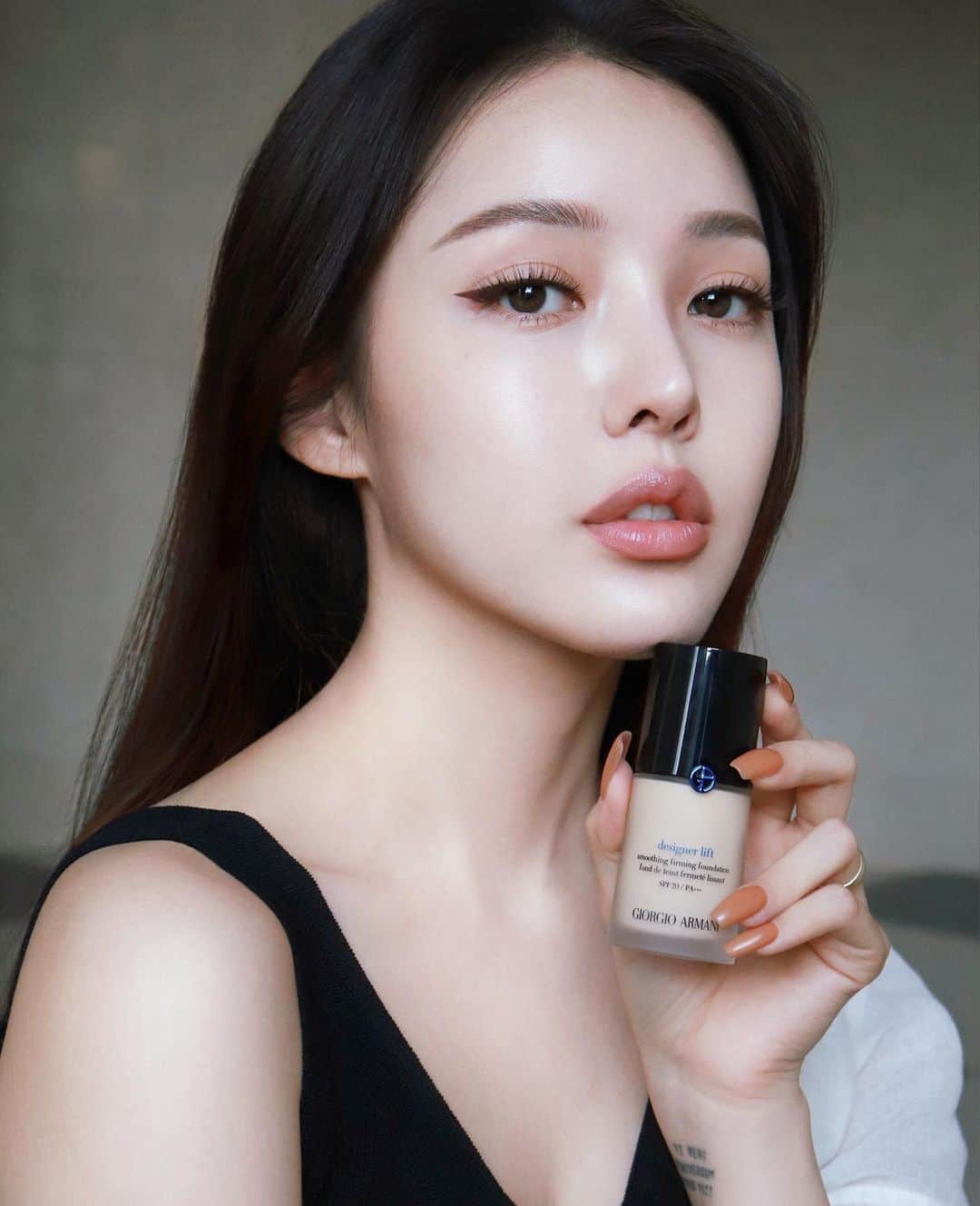 ポニーのインスタグラム：「#유료광고 어두워지면 쌀쌀해지는 걸 보니 벌써 가을이네요! 이렇게 맑은 가을 날씨를 맞이해서  아르마니 디자이너 리프트 파운데이션 #1.5호 를 사용해서 속부터 우아한 글로우가 차오르는 피부 표현을 해봤어요! 이번 새롭게 출시된 #1.5호 는 옐로우 피부 톤에 생기를 더해주는 자연스러운 컬러예요. 피부의 붉은 기를 눌러줘서 화사한 피부 표현을 다크닝 없이 오래 유지시켜 준답니다!  디자이너 리프트는 워낙 유명해서 그 명성을 잘 아시는 분들도 많으시죠! 피부에 얇게 밀착되어 발리면서 우아한 윤광이 사르륵 녹아드는 듯한 느낌으로 마무리가 되는데 바쁜 날 빠르게 펴 바르거나 레이어링를 해도 뭉치지 않아서 정말 자연스러우면서도 고급스러운 피붓결을 연출해 주는 파운데이션이에요.✨ 저는 유수분 둘 다 부족한 피부라 요즘 같은 환절기가 제일 힘든데 에어 퍼프로 발라주고 색조가 들어가는 곳만 파우더를 얇게 발라서 연출하니 저녁 늦게까지 코 끼임이나 모공 끼임 없이 너무 예쁘게 유지됐어요! (특히 코 옆에 하얗게 안 끼어서 좋아요!:D) 커버력도 낮지 않아서 넓은 잡티가 있으신 분들도 자연스러운 느낌으로 커버하실 수 있을 거예요.  두 번째 사진은 베니스의 오래된 벽돌에 비친 따뜻한 오후 햇살에서 영감을 받아 탄생한 #베니스컬렉션 의 립 마에스트로 #208 컬러를 사용해서 립, 아이, 블러쉬로 색조까지 연출해봤어요 :)  #ad #디자이너리프트 #파데추천 #립마에스트로 #가을메이크업 #아르마니뷰티」