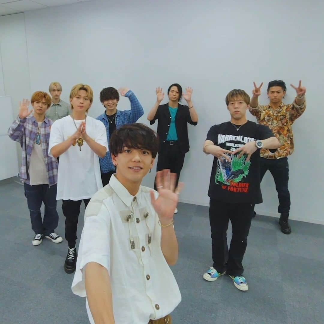 M-ON! MUSIC｜エムオンミュージックのインスタグラム：「﻿ ━━━━━━━━━━━━﻿ #自撮り棒動画﻿ #FANTASTICSfromEXILETRIBE﻿ ━━━━━━━━━━━━﻿ ﻿ 9月23日に6thシングル﻿ 「Winding Road〜未来へ〜」をリリースする﻿ FANTASTICS from EXILE TRIBEが﻿ #ソーシャルディスタンス を守りながら﻿ #自撮り コメントを撮影！﻿ ﻿ そして!!﻿ ﻿ メンバー全員参加で挑戦した﻿ #ジェスチャー10 を﻿ #エムオンミュージック ﻿ 公式YouTubeチャンネルにて﻿ 明日より随時公開していきます( ･ิω･ิ)﻿ ﻿ メンバー各々の個性が光る﻿ ジェスチャー10、乞うご期待!!﻿ ﻿ ﻿ ■■ #FANTASTICS 公開スケジュール■■﻿ 9/23（水）20:00 世界﻿ 9/24（木）20:00 佐藤大樹﻿ 9/25（金）20:00 澤本夏輝﻿ 9/26（土）20:00 瀬口黎弥﻿ 9/27（日）20:00 堀 夏喜﻿ 9/28（月）20:00 木村慧人﻿ 9/29（火）20:00 八木勇征﻿ 9/30（水）20:00 中島颯太﻿ ﻿ ﻿ #FANTASTICS #WindingRoad #未来へ﻿ #WindingRoad未来へ﻿ #FANTASTICSfromEXILETRIBE﻿ (@fantastics_fext)﻿ #世界(@exile_sekai_official )﻿ #佐藤大樹(@taiki_sato_official )﻿ #澤本夏輝(@natsukisawamoto_official )﻿ #瀬口黎弥(@leiya_seguchi_official )﻿ #堀夏喜(@natsukihori_official )﻿ #木村慧人(@keitokimura_official )﻿ #八木勇征(@yuseiyagi_official )﻿ #中島颯太(@sotanakajima_official )」