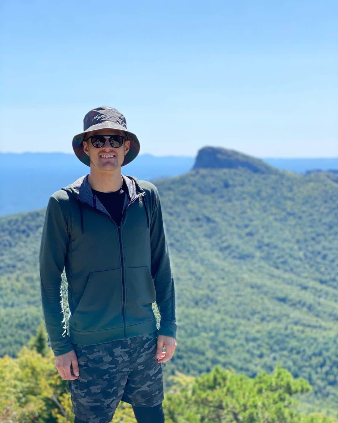 マーカス・エリクソンのインスタグラム：「I’m turning into a big hiking guy haha 😜. Another great day exploring some amazing parts of 🇺🇸 , together with @alexandrawictoria and 🐶 Mollie ❤️」
