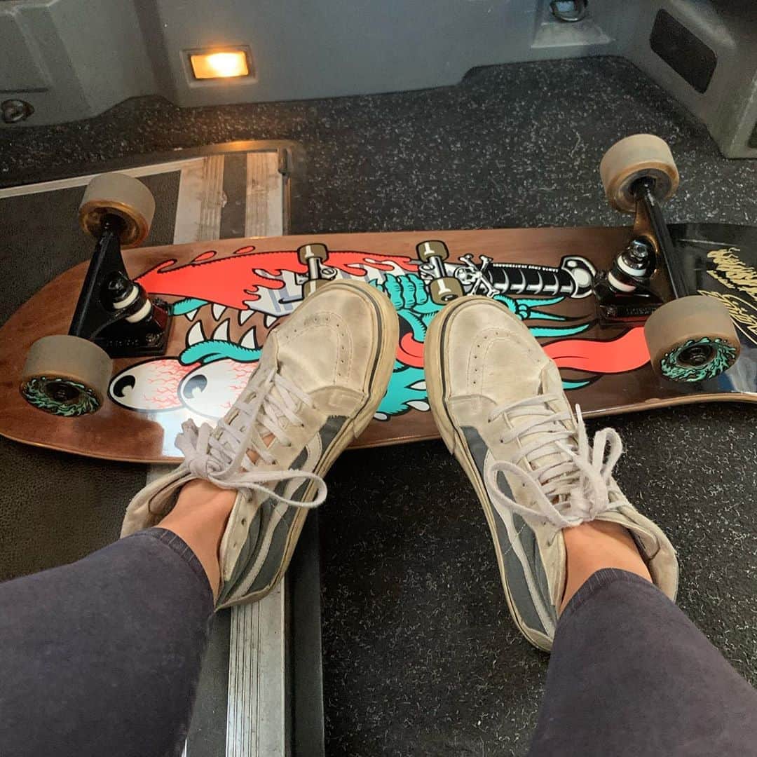 レナ・ヘディのインスタグラム：「Rusty as FOOK. God loves a trier #santacruzskateboards #geriatric skaters」