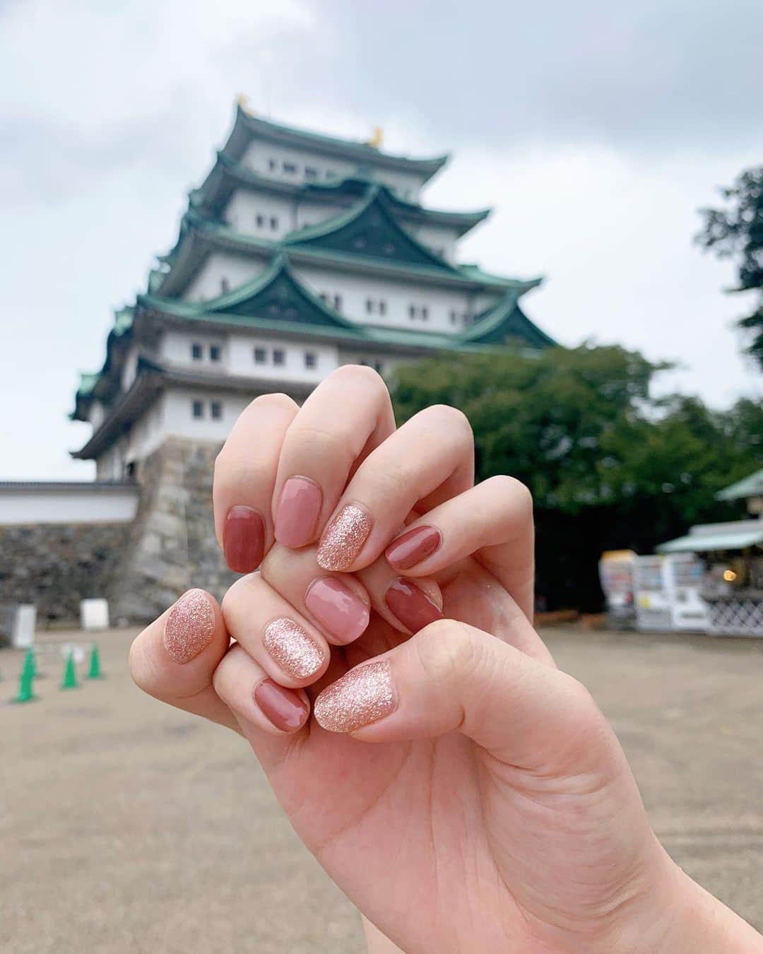 ゆうりちゃんさんのインスタグラム写真 - (ゆうりちゃんInstagram)「9月ネイル💋🤎 「夏の名残惜しさと、秋を迎える」 がテーマなネイル😂💕  実はこれシールなんです😲！ @ohora_official  @ohora_official お友達に教えてもらったよ✨  自爪を強化する為に ジェルネイルをお休みしてます💛 種類も豊富で簡単なのでお気に入り🎵  貼って剥がせるので お仕事上ネイルができない方にも おすすめです🍒💞  #ネイルシール#ohora#ジェルネイル#ジェルアート#ネイル#ネイルデザイン#秋ネイル#ピンクネイル#モテネイル#簡単ネイル#セルフネイル#不器用でもできる#名古屋#名古屋城#名古屋観光」9月22日 20時09分 - yuurichangram