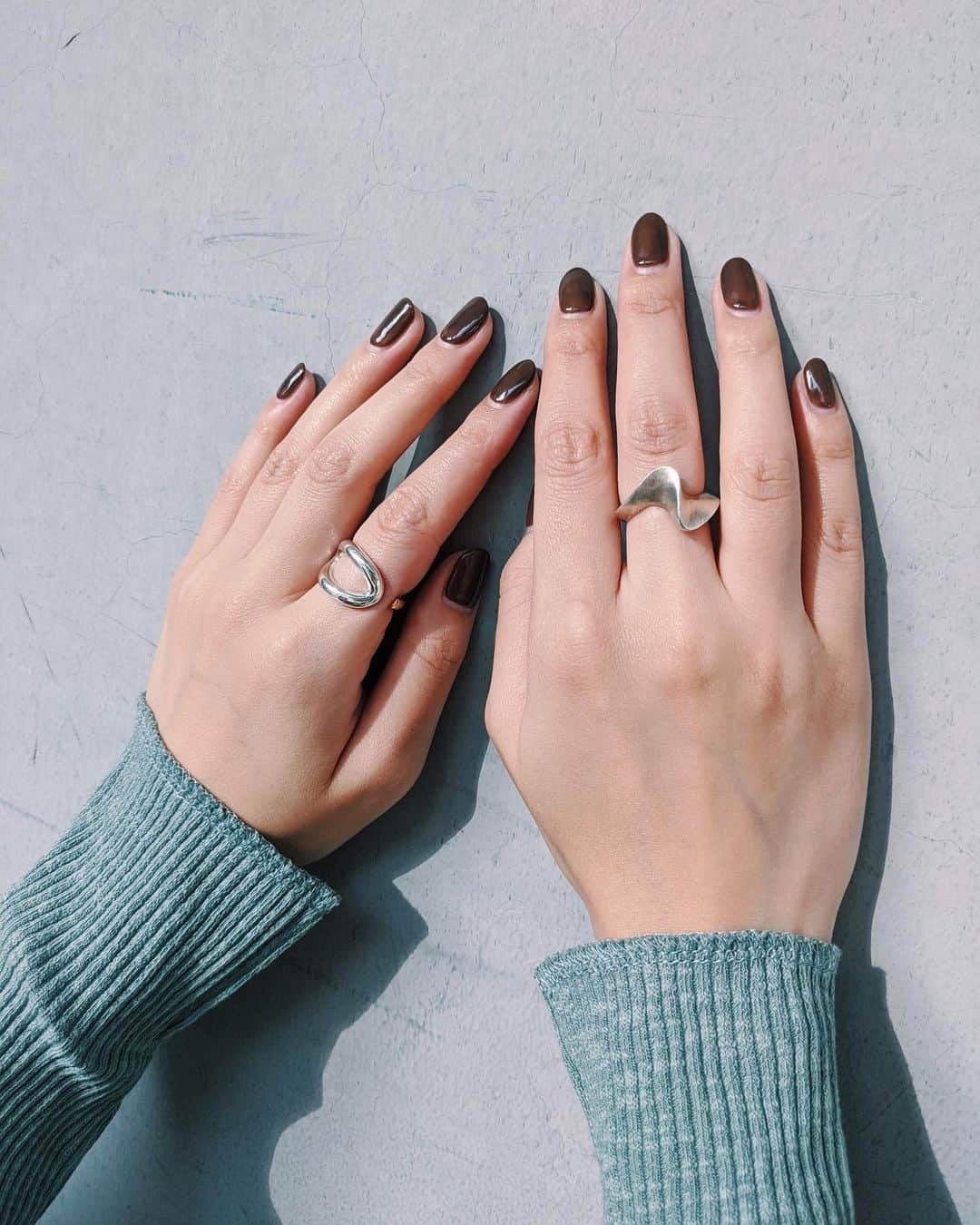 Shiho Sasakiのインスタグラム：「new nail💅 ワンカラーのダークブラウン🍫 重く見えないように少しクリアを混ぜてもらいました🤍 やっぱりシンプルなネイルが落ち着くな💭 #nail」