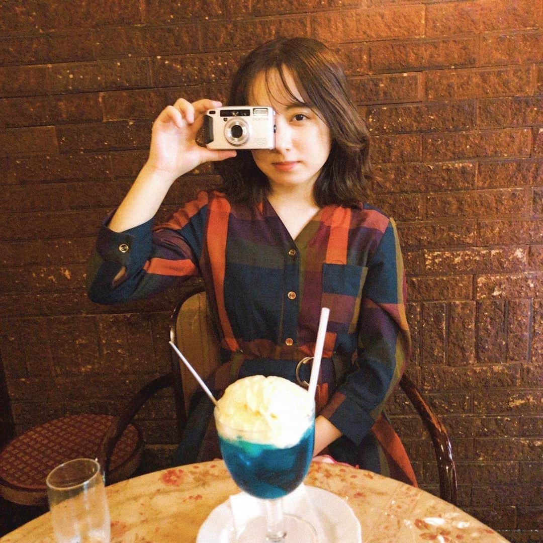 前田美里のインスタグラム：「クリームソーダ日記。 ( #ゆりあぺむぺる ) . .  フィルム🎞 #pentaxespio120mi  #fujifilmvenus800 #venus800 #fujifilm  .  #クリームソーダ #吉祥寺 #レトロ #かふぇすたぐらむ  #フィルム  #REDYAZEL #女子力  #photo #ファインダー越しの私の世界 #写真好きな人と繋がりたい #ヲタク #欅坂46 #日向坂46 #フォロワー募集中 #フィルムカメラに恋してる #film #fashion #filmphotography #japanesegirl #follow #followme #좋아요 #팔로우미 #팔로미 #오오티디」