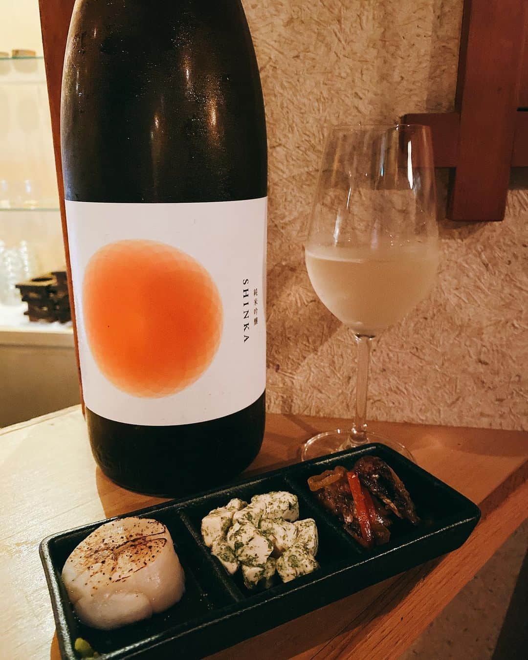 FukamizuYukina さんのインスタグラム写真 - (FukamizuYukina Instagram)「_ 渋谷にある日本酒ダイニング酒場 @sakeba.shibuya に行ってきたよ🍶💕 ㅤㅤㅤㅤㅤㅤㅤㅤㅤㅤㅤㅤㅤ ㅤㅤㅤㅤㅤㅤㅤㅤㅤㅤㅤㅤㅤ 『TEHAJIME』は果実のような日本酒で アルコール度数8%と低めだから 日本酒をはじめて飲む方にもすごく おすすめ☝🏻💓食前酒として頂いた🎶 ㅤㅤㅤㅤㅤㅤㅤㅤㅤㅤㅤㅤㅤ ㅤㅤㅤㅤㅤㅤㅤㅤㅤㅤㅤㅤㅤ 『 純米吟醸 SHINKA "阿波トロピカル" 』は トロピカルフルーツを思わせる香りが特徴🍊 ㅤㅤㅤㅤㅤㅤㅤㅤㅤㅤㅤㅤㅤ ㅤㅤㅤㅤㅤㅤㅤㅤㅤㅤㅤㅤㅤ 『 純米吟醸 白麹仕込 TAIHAKU 』は 白麹特有の酸味が加わってすっきりとした味で 水みたいにすいすい飲んじゃう🥛💕 ㅤㅤㅤㅤㅤㅤㅤㅤㅤㅤㅤㅤㅤ ㅤㅤㅤㅤㅤㅤㅤㅤㅤㅤㅤㅤㅤ 『 純米吟醸 理系兄弟 』は酸味、甘味の バランスが良くて食中酒としてつくられた お酒🧮めっちゃ飲みやすかった🎶 ㅤㅤㅤㅤㅤㅤㅤㅤㅤㅤㅤㅤㅤ ㅤㅤㅤㅤㅤㅤㅤㅤㅤㅤㅤㅤㅤ 『 Bar 362+3 2018 』は京丹後の日本酒バー ［ Bar 362+3 ］でしか味わえない "究極のテロノワール"体験を商品化した 日本酒。とのこと。飲んだ感じ、辛口で 白ワインみたいで、スッキリ✨ ㅤㅤㅤㅤㅤㅤㅤㅤㅤㅤㅤㅤㅤ ㅤㅤㅤㅤㅤㅤㅤㅤㅤㅤㅤㅤㅤ お通しで、帆立の刺身・あおさのクリームチーズ・ 秋刀魚の南蛮漬けの3種類もきた🐟♡ ㅤㅤㅤㅤㅤㅤㅤㅤㅤㅤㅤㅤㅤ ㅤㅤㅤㅤㅤㅤㅤㅤㅤㅤㅤㅤㅤ あと、炙りトロ鯖を注文したよ💓 どれも美味しかったし、他にもメニュー たくさんあって迷った🤭🌀💫 ㅤㅤㅤㅤㅤㅤㅤㅤㅤㅤㅤㅤㅤ ㅤㅤㅤㅤㅤㅤㅤㅤㅤㅤㅤㅤㅤ カウンターと座席、テーブル席があって 女性同士のお客さんも多かった🚺💕 ㅤㅤㅤㅤㅤㅤㅤㅤㅤㅤㅤㅤㅤ ㅤㅤㅤㅤㅤㅤㅤㅤㅤㅤㅤㅤㅤ そしてなんとなんと😳‼️ 『 この投稿を提示でお会計10%OFF 』 になるので、よかったら使ってね💓 ㅤㅤㅤㅤㅤㅤㅤㅤㅤㅤㅤㅤㅤ ㅤㅤㅤㅤㅤㅤㅤㅤㅤㅤㅤㅤㅤ  #sakeba #渋谷日本酒 #日本酒 #日本酒バー #隠れ家 #ペアリング #japanesesake #sakeba渋谷 #pr #トリドリベース」9月22日 20時15分 - peitaro72
