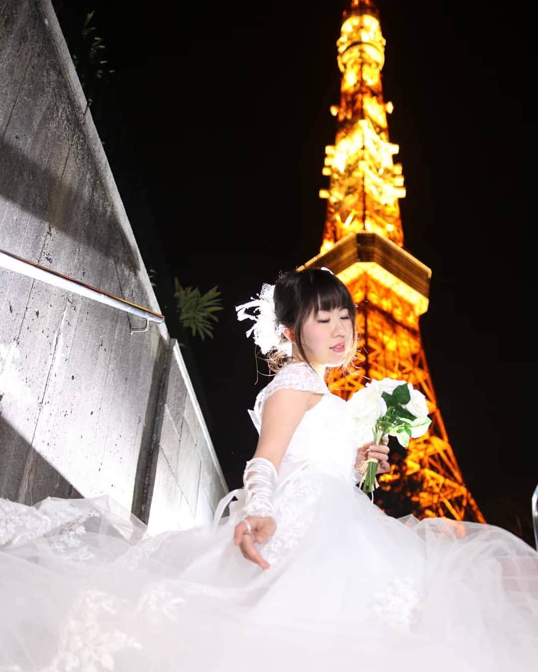 高橋さくらのインスタグラム：「* * 一緒に歩いた時間は永遠の思い出 * * 久しぶりに大野さんに会えて泣きそうだった！！！ 一生会えないと思ってたから嬉しすぎる！  元気になったら、また撮ろうね♥  3年前の写真だよ☆ あの頃よりもちょっとは変われたでしょうか  #東京タワー #都内 #ウェディング #ウェディングドレス #白 #ストロビスト  #きらきら #夜景 #花 #splus_cameraclub  #かずさん写真部  #ポートレート #カメラマン #モデル #撮影」