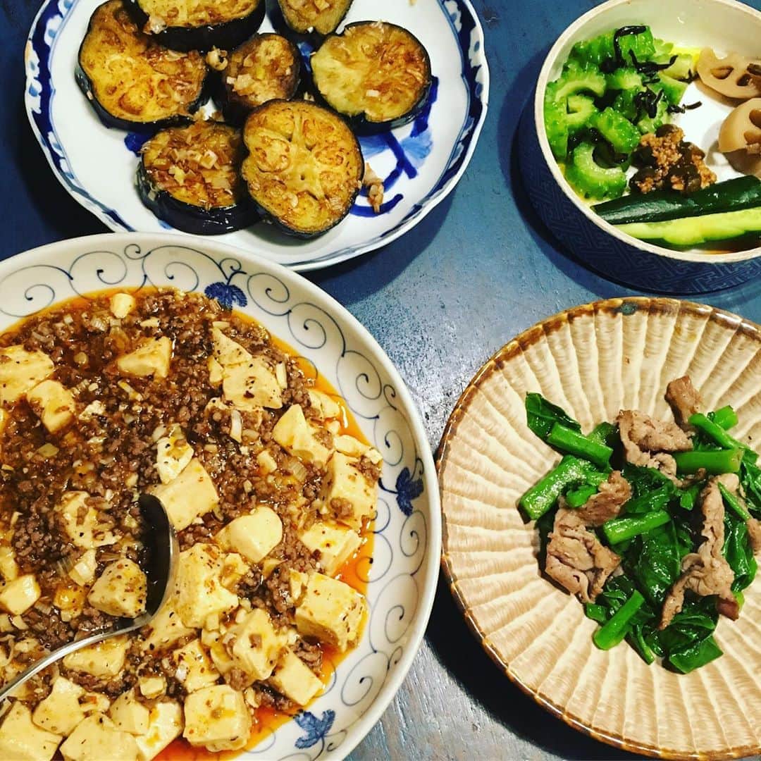 井上荒野のインスタグラム：「地産のおいしいツルムラサキ、これは羊と合うんじゃ…とやってみたら合う！炒めてハーブ入りの塩で。夫は羊食べないので私のワインの友。」