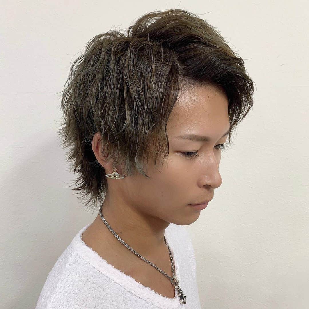 salon PRATiNO(サロンプラチノ)のインスタグラム：「. ✂️Men's style✂️. . アッシュグレーカラー🦋 色落ちも楽しめるようにアッシュの色を少し濃いめに入れることもおススメです🔥 髪の色に合わせてアイブロウもイメチェン✨ 眉毛を少し変えるだけで 顔全体の印象がとても変わるのでオススメ💁‍♀️ アイブロウカット、アイブロウカラーも メニューにございますので ぜひお試しになってみては？😎 . . 【CLAVIS PRATINO】 ◇月曜日～土曜日 10:00～20:00 ◇日曜日 10:00～18:00  ※定休日なし ※時間外はお問い合わせください。 愛知県名古屋市中区錦3-4-19石垣ビル７Ｆ ☎︎052-962-7017 . #hairstyle #hair #cornrow #braids #clavispratino #spiralperm #pratino #hairsalon #nagoya #haircolor #love #派手髪 #外国人風カラー #バレイヤージュ #グラデーション #コーンロウ #ブレイズ #スパイラルパーマ #特殊ヘア #ブラックヘア #美容室 #ヘアサロン #ヘアスタイル #ヘアカラー #クラビスプラチノ #名古屋 #栄 #錦」