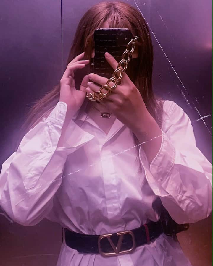 滝沢結貴のインスタグラム：「最近、シャツやセットアップを着るのが好きです☺️ オーバーサイズが気分なので、これはメンズのXS。 メンズのデザインの方が、襟が大きいのが多くて可愛い気がする☺️☺️☺️  iphone caseは @wakatakahashi_leathergoods   shirt @zara  belt @maisonvalentino  phone case @wakatakahashi_leathergoods  jewelry vintage @dior @grossejapan」