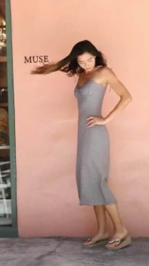 マヤ アリーナのインスタグラム：「「サポート・ローカル・ハワイ」第10エピソードはMuse by Rimo! よく着るこのブランドの新作はエレガントでゴージャスなものばっかり。フィットが良いものを着るとすぐに気分良くなるよね😍今お店は閉まっているけどオンラインでショッピングできるよ！ドレス買ったら写真撮って送ってね😬✌️」