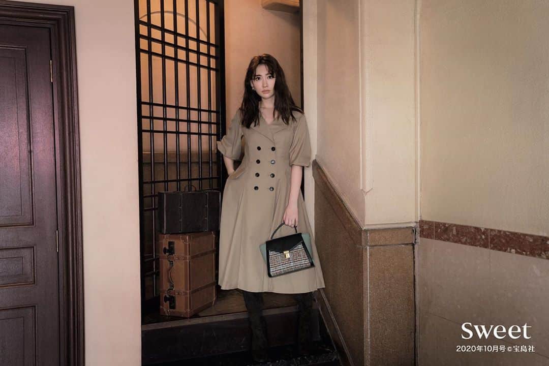 のインスタグラム：「【sweet10月号 P.114-117掲載📕💕 こじはる クラシックStyleで旅気分 31 Sons de mode✨】   この秋冬のテーマ “Voyage（旅）”をテーマに ヨーロッパの街並みを連想させる クラシックな秋スタイルを 言わずとも大人気❣️ こじはること小嶋陽菜さんが 着こなしてくださっています🥰❤️   この秋まず手に入れておきたい ドラマティックに映えるトレンチドレス💖  前を閉めればワンピースとして さっと羽織ればコートとして使える 2WAY仕様🎶  ハイウエストから広がるフレアラインに ボリュームをもたせたスリーブ 後ろはレースアップのデザインになった 着るだけでサマになる1枚を 貴方も是非手に入れて😉✨ ———————————————————— ♦️バックレースアップトレンチワンピース￥15,000+tax #31sdm品番070307 カラー(ベージュ/ブラウン系) サイズ（36/38） ♦️チェックコンビハンドバッグ￥8,900+tax #31sdm品番100303 カラー(ライトグリーン/ピンク) ♦️フェイクスエードロングストレッチブーツ￥14,000+tax #31sdm品番100000 カラー(ダークブラウン/ブラック) サイズ（S/M/L） ♦️3連カラーイヤリング￥2,900+tax #31sdm品番090302 カラー（ブラウン系/オフホワイト） ————————————————————  詳細は sweet10月号 ＆ OFFICIAL ONLINE STOREからCHECK❤️ ———————————————————— #31Sonsdemode #31sdm #sweet #sweet10月号 #fashion #autumn #winter #classic #classicstyle #trenchcoat #trench #dress #outer #voyage #トランテアンソンドゥモード #トランテアン #スウィート #小嶋陽菜 さん #こじはる #秋トレンド #秋服 #秋コーデ #旅 #トレンチ #トレンチコート #アウター」