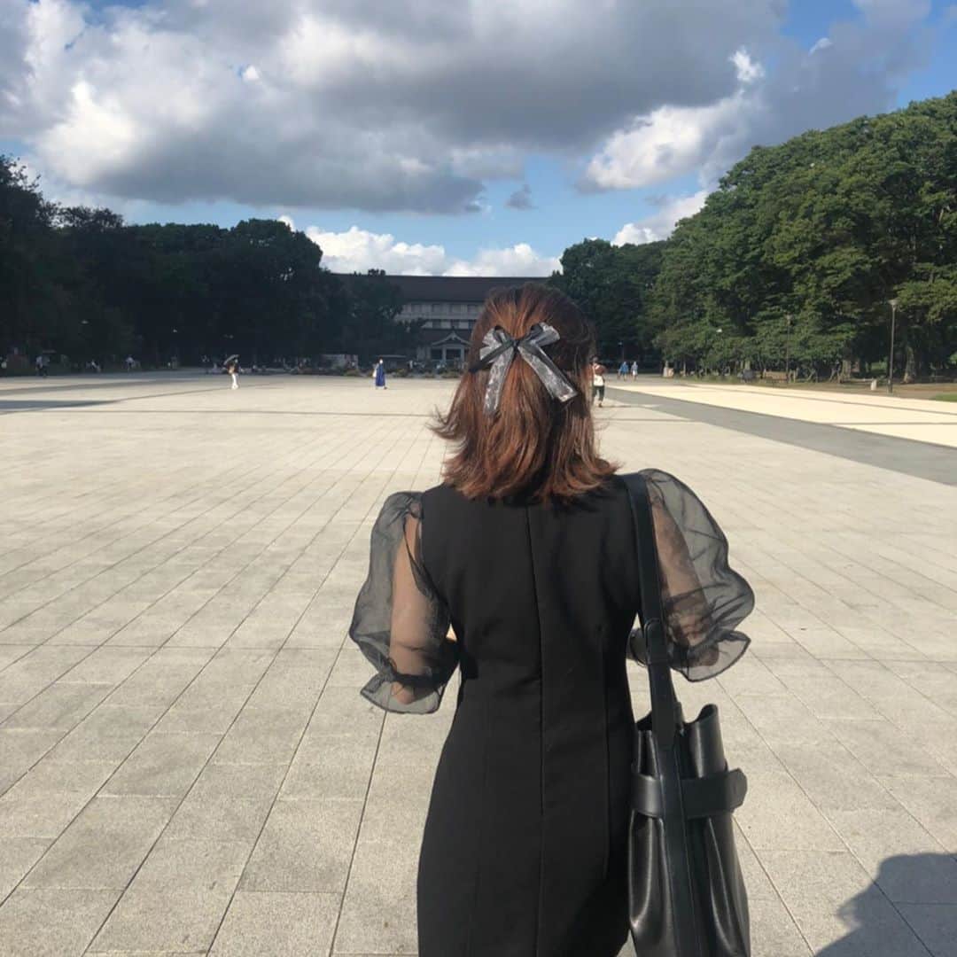 高橋優里花のインスタグラム：「🍣🗼 theukiyoe2020日本三大浮世絵コレクション🇯🇵🏯 を見に行ってきました〜！ 一つ一つが素晴らしかったです。 キラキラしてたり、色使いが本当に素敵でした！✨ 上野の展覧イベントいつも素晴らしくて大好きなんです🥺 あんまり絵に響かない色の服を着て行こうと珍しく黒をきたんですけど、仲の良いお友達も同じ考えで黒のワンピースでなんかお揃いみたいで少し恥ずかしいねって話しながら上野の街を楽しみましたー🤍 パスポートケースとメモ帳とポスターカードもちゃっかり購入✌🏻 帰りは喫茶店でクリームソーダを飲みました🍈  #theukiyoe2020 #theukiyoe2020日本三大浮世絵コレクション　#日本　#japan #ukiyoe #tokyo #ueno #上野　#美術館　#museum #japan museum #歴史　#葛飾北斎　#パスポートケース　#passport  　#喫茶店　#クリームソーダ　#メロンソーダ　#東京都美術館　#ギャラン」