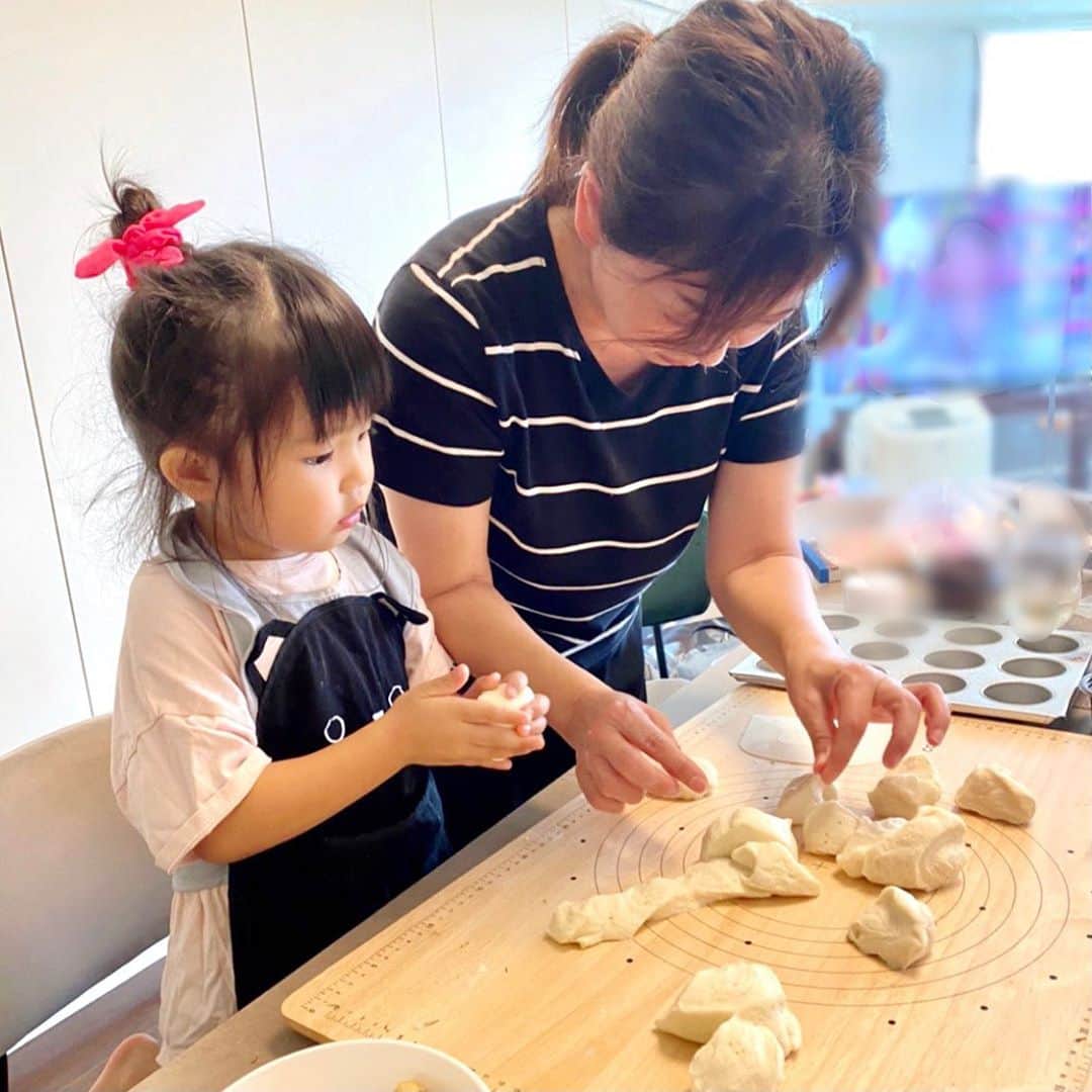 天野佳代子のインスタグラム：「友人宅でパン作り。一緒にこねて伸ばして丸めて、ウインナーやコーンを乗せたりクリームを入れたり、上手にできました。焼き上がった3種のパンは、パパとママと3人であっという間に完食。また一緒に作ろうね。  #パン作り#天野佳代子#美的GRAND#美的」
