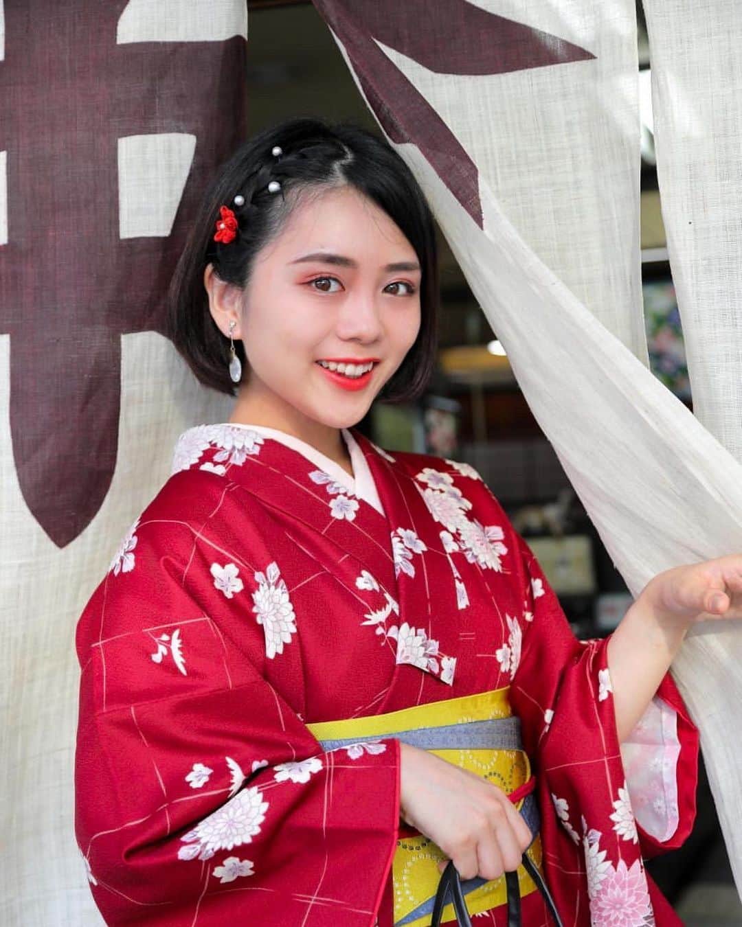 金野美穂のインスタグラム：「岐阜県高山市にある 中田呉服店でお借りしました🥰  お着物を着て散策すると 高山の古い街並みと馴染みますね✨  ちなみに、中田呉服店から古い町並み まで徒歩2分です☺️  歩き疲れても大丈夫だねっ🙆‍♀️  電話予約で、手ぶらでok!  着物を着ると 見える景色もひと味違って、 より楽しめると思いますよ🥰  名物のお団子片手にまた歩きたいです🍁  #岐阜#飛騨高山#るるぶfree #古い街並み#高山市 #travelphotography #travel #hidatakayama #着物#kimono #kimonostyle #japangirl #japan #girl」