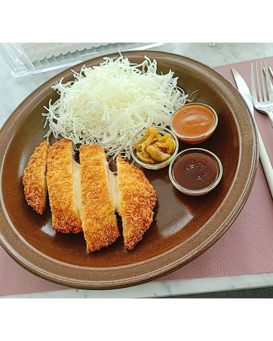 オ・ナラさんのインスタグラム写真 - (オ・ナラInstagram)「🍽🥢🍴🥄 #쭈우우우욱🧀🧀🧀🧀 #치즈치즈 #치즈돈까스🍛 #점심메뉴추천  #양배추채썰고 #오리엔탈드레싱촵촵 세팅하느라 치즈가 좀 굳었는데도 요로케 늘어나요😜 #에어프라이어요리 기대되는 오늘 #화요일 입니다. #맛점하세요💕」9月22日 12時04分 - sabita_5