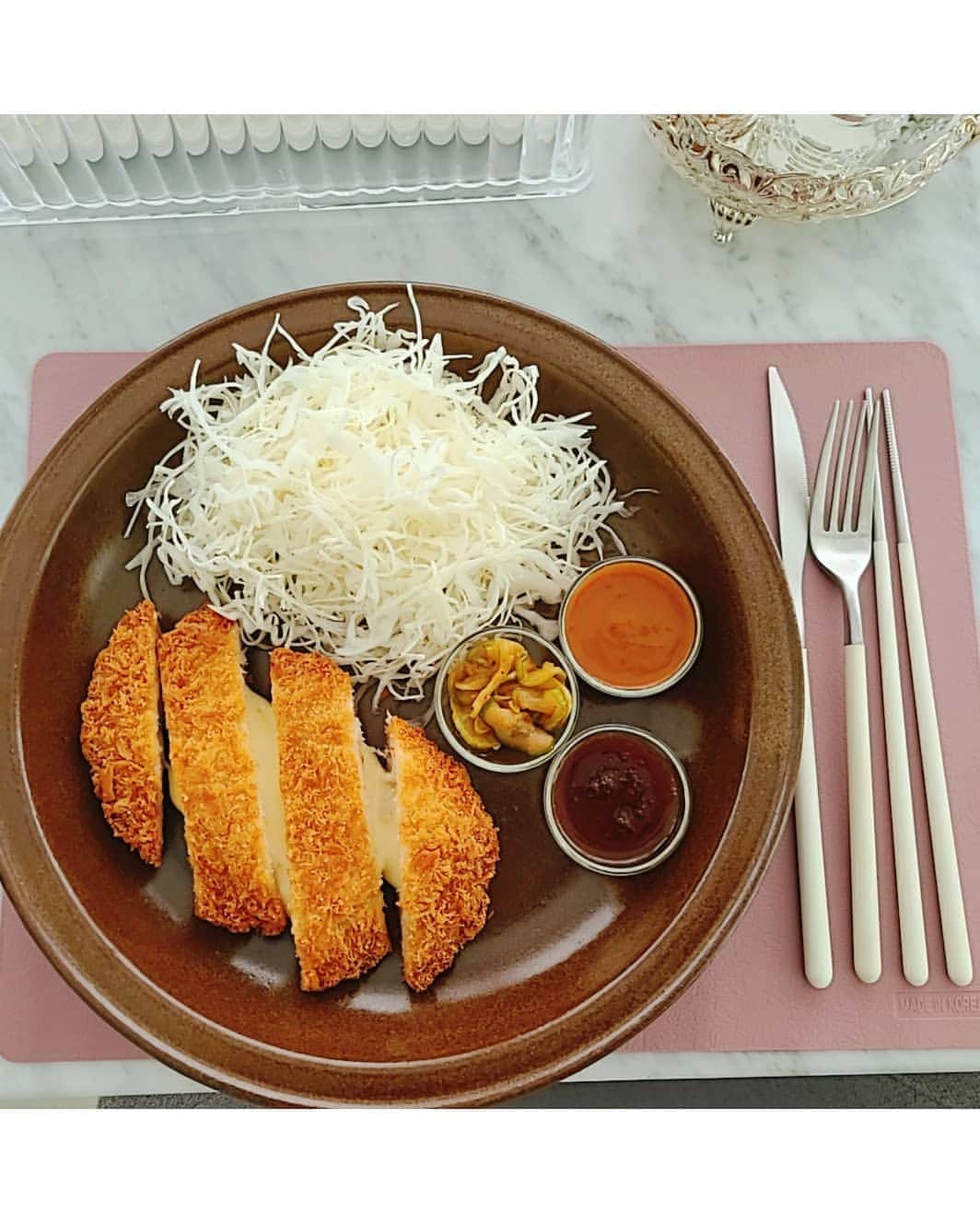 オ・ナラさんのインスタグラム写真 - (オ・ナラInstagram)「🍽🥢🍴🥄 #쭈우우우욱🧀🧀🧀🧀 #치즈치즈 #치즈돈까스🍛 #점심메뉴추천  #양배추채썰고 #오리엔탈드레싱촵촵 세팅하느라 치즈가 좀 굳었는데도 요로케 늘어나요😜 #에어프라이어요리 기대되는 오늘 #화요일 입니다. #맛점하세요💕」9月22日 12時04分 - sabita_5