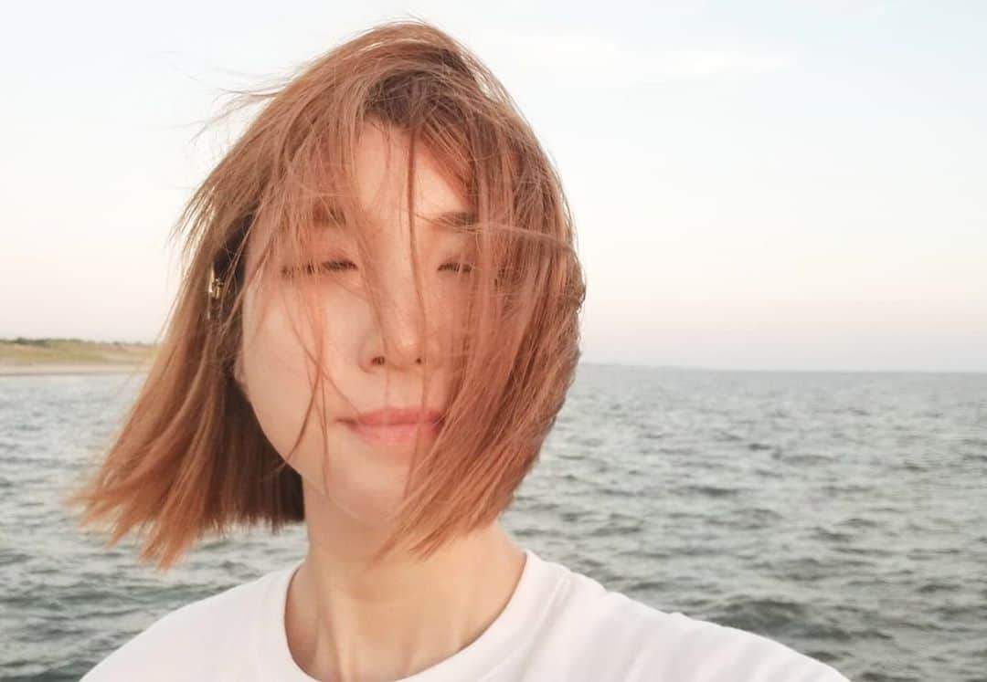 石関友梨のインスタグラム：「フラれた・・・  ちょっと前に新潟行ったよ🎀  星野屋さんのジャンボパフェ食べに行ったらカフェスペースがコロナでお休みで食べることが出来ず  フラれましたww  苺のタピオカ飲んで せっかくなので柏崎の海見に行ったぴ  #新潟 #海 #海風 #釣り人 #夕日 #新潟散策」