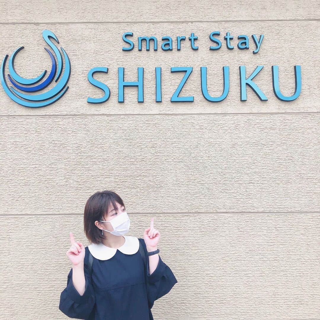 鮭山未菜美のインスタグラム：「Smart Stay SHIZUKU♨️  行ってきましたよ！  ‪コンパクトだけど良質なサウナと水風呂😌‬ ‪マナーの良いサウナ女子の皆さん😌‬ ‪オロポ美味しいし漫画のセンスも良くて実に濃密な3時間であった😌  休日の15時半に行って、最初は混んでてサ室に4人でぎゅうぎゅう水風呂もタイミング見て出ないと入れないくらいだったけど、出る頃には貸切状態だった☺️ SHIZUKUの貸切サウナ‬最高だった🥺✨  水風呂13度で冷たくて気持ちいいのに一人でも足伸ばせないくらい狭くて浅いのが少し残念😣💦 ‪あの大きなお風呂を半分水風呂にして、今水風呂あるところにデッキ2つ置いたら完璧だ。導線も最高だ。(小声)‬  サウナ ★★★★☆ 水風呂 ★★★☆☆ お風呂 ★★☆☆☆ ととのい ★★★★☆ 雰囲気 ★★★★☆ あまみ ★★★★★ コスパ★★★☆☆(木曜日はコスパ◎)」