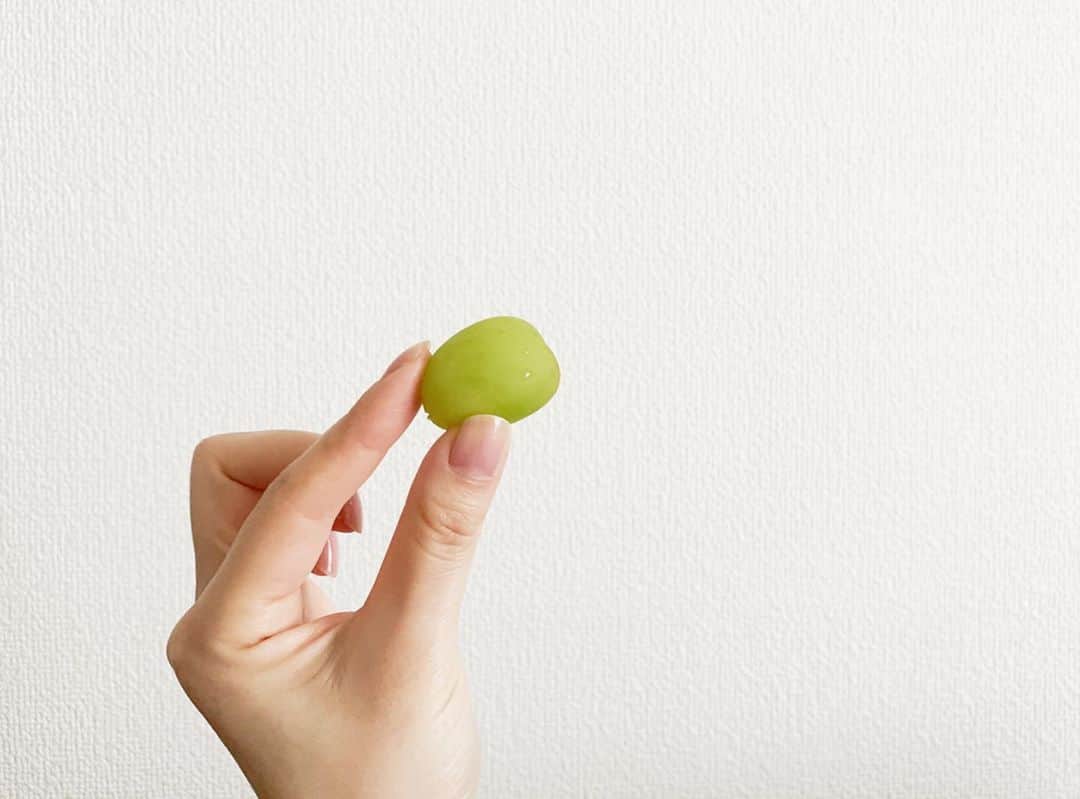 三浦サリーのインスタグラム：「. 朝のシャインマスカットは幸の味💚」