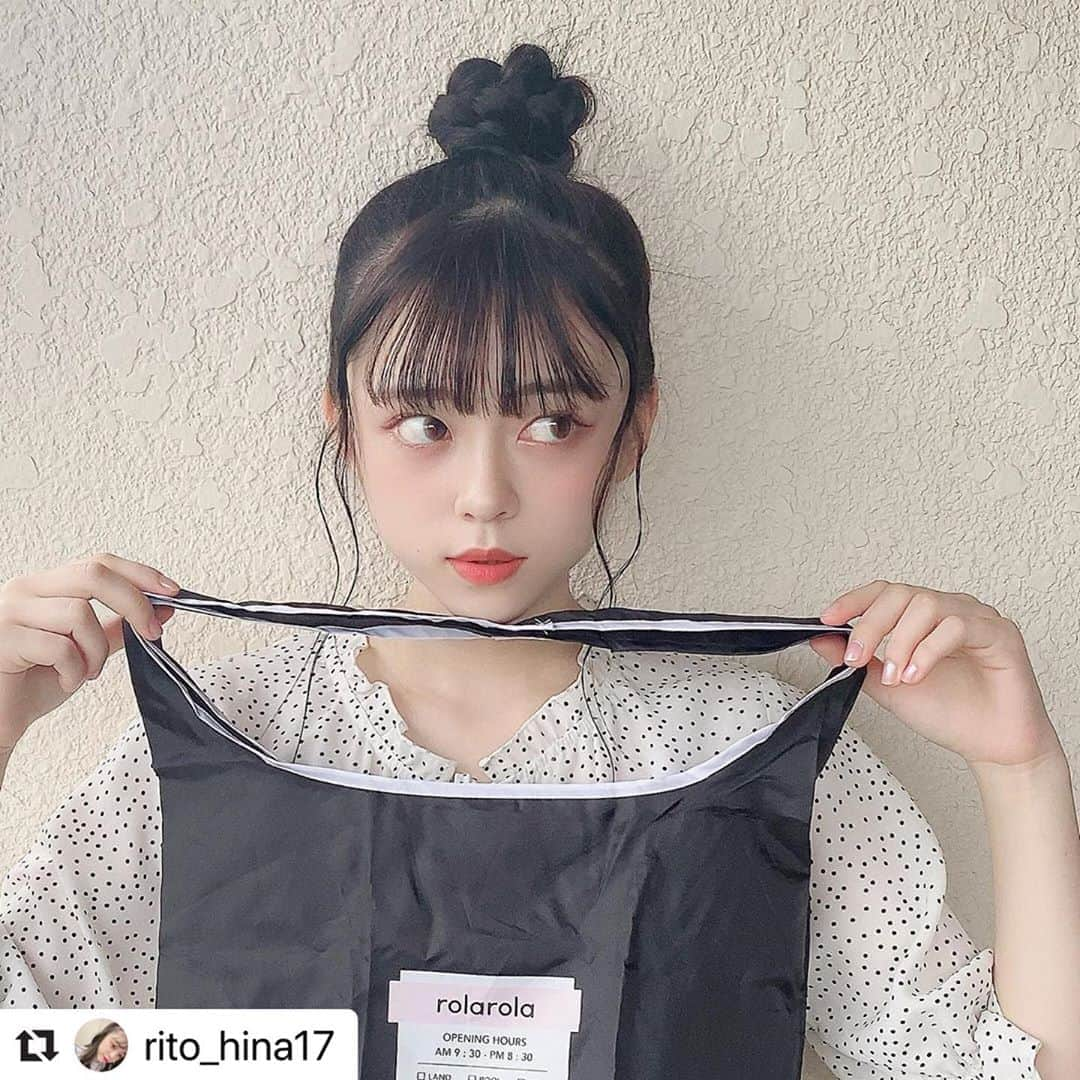 Popteenさんのインスタグラム写真 - (PopteenInstagram)「ひなぴがrolarola折りたたみスポーツトートバッグを愛用中😘💖モデルからも使えるって好評だよ♡ #Repost @rito_hina17 with @make_repost ・・・ . Popteen10月号の付録紹介〜✨ rolarolaさんとコラボの折りたたみスポーツトートバッグです。 . コンビニへご飯を買いに行っても、服を買いに行っても袋が有料..。エコバッグ生活になるじゃん。でもオシャレなエコバッグ持ってないって思ってたら、神付録きました😇 有難いです、Popteenさん有難うございます❤️ . 今日の昼ごはんを買って、このエコバッグに入れました〜!!個人的には今日のワンピースの緩い感じにバッグが合ったので満足でした🙆🏻‍♀️ . まだ買ってない方は、是非手に取ってくださいね！ひなぴでした！アンニョン(^^)/ . . #Popteen #レギュモ #レギュラーモデル7期生 #ひなぴ #付録紹介」9月22日 12時01分 - popteen_official