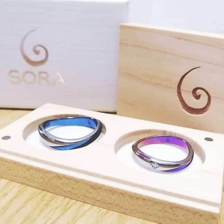 SORA ≪SORA表参道の公式アカウント≫のインスタグラム：「@sora_omotesando . ぜひ『 #結婚指輪sora 』のハッシュタグを入れて お写真を投稿してくださいね＊*  みなさんの素敵なご投稿は、  SORAの公式アカウントでご紹介いたします！  本日は hikaru1840 さまのご投稿をご紹介します♪  ･:*+.･:*+.･:*+.･:*+.･:*+.･:*･:  今日結婚指輪が出来上がって 速攻受け取りに！！笑  やっぱり結婚指輪をはめると 結婚したんだな〜って実感がわいてくる😆  普段アクセサリーをつけない旦那さんが 指輪はめてると、かわいい〜ってなっちゃう（笑）  このsoraの結婚指輪は 他のどのブランドよりも 目を引くデザインで ひとめぼれでした！  数年後カラーチェンジするのも楽しみ😁❤  制作期間はちょっと時間がかかるし 相場よりもお高い感じあるけど 一生モノだから妥協したくなかった😎💪💪💪  ほんとにsoraの指輪にして良かった❤❤❤🙆‍♀️ 大事にするぜっ！！！😆  ･:*+.･:*+.･:*+.･:*+.･:*+.･:*･: 素敵なご投稿をありがとうござました＊ -------------------  ▽【期間限定】グラデーションカラーがお得なフェア https://www.sora-w.com/contents/event/enjoyyourcolor/  ▽全国の取扱店をご紹介  https://www.sora-w.com/shop/retailers/  ▽SORA公式サイトはTOPのURLからcheck * >>> @sora_omotesando . --------------- ぜひ『 #結婚指輪sora 』のハッシュタグで SORAの写真を投稿してくださいね＊* こちらのアカウントでリグラムさせていただきます♪ . #結婚指輪 #婚約指輪 #指輪 #表参道 #オーダーメイド #プレ花嫁 #ブライダル #ウェディング #手作り #bridal #wedding #マリッジリング #エンゲージリング #金属アレルギー #金属アレルギー対応 #bridalring  #weddingring #手作り指輪 #Jewelry #ペアリング #2020秋婚 #Marriage #記念日 #刻印リング #2020冬婚 #デザインリング #サムシングブルー #プロポーズ」