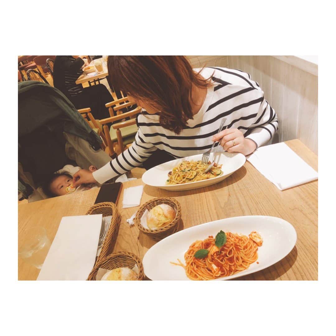 庄村奈津美のインスタグラム：「🎠 きのうは #ベビーカーデビュー ・ おしゃぶりしながら 母がパスタをペロリする姿を眺めてました🍝 娘よ。 泣かずに見守ってくれてありがとう👍 ・ そして。 きのうは天文館で同僚にバッタリ会うわ会うわで たーくさん抱っこしてもらって幸せgirlでした🐰💚 ・ 愛想を振りまいた娘。 家路に着く前にはさすがにぐずりっ娘。 ぶちゃかわいい表情をパチリ🙄笑 #こーゆー表情きらいじゃない  ・ ベビーカー生活、 少しずつ慣れていきましょ🌟 ・ ・ #動画は乗った瞬間の様子 #いつもと違う景色にお目目が開く #そして #前日の夜泣きで腫れたまぶたもあがるあがる #笑」
