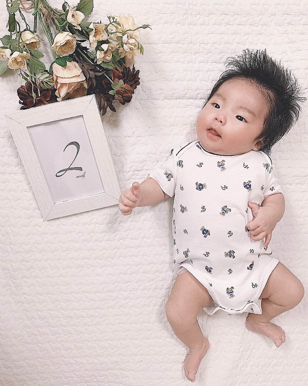 さっぴちゃんのインスタグラム：「... ... 𝟐𝐦𝐨𝐧𝐭𝐡 👶🏼🖤　... ... . . ✔︎体重　4.8kg . ラルフローレンのお洋服可愛すぎる🥺♡♡♡ ありがとうみさと𓂂 本当にお気に入りっ🤙❤︎ . もう寝返りしそうなくらい、しっかりどっしりな がっくん🧢𓇬𓂂 . 日中は起きてる時間も増えてきたけど ずっとぐずぐずな日が多くなってきたぞ〜🤗 . ほぼ毎日、あかりの公園やらお買い物やらで お外に連れて行ってるけど、車は好きみたいで 良く寝てくれるので、とても助かってます♡𓂂 . ふにゃ〜❤︎って笑ってくれる笑顔がとてつもなく 可愛くて癒される🥺♡ . 毎日可愛くて、あかりを見て嬉しそうに笑ったり あかりもいつもがっくんに優しくしてくれて、 . いい子ね〜♡ってなでなでしてくれたり 優しくとんとんして寝かしつけてるのを真似っこ してみたり、2人を見てるのが幸せすぎて もういつも言ってるけど、毎日幸せ☺️！！！ . ありがとう子ども達𓂂そしてたくちゃん❤︎❤︎ . . ………………………………(♡)……………………………… .」