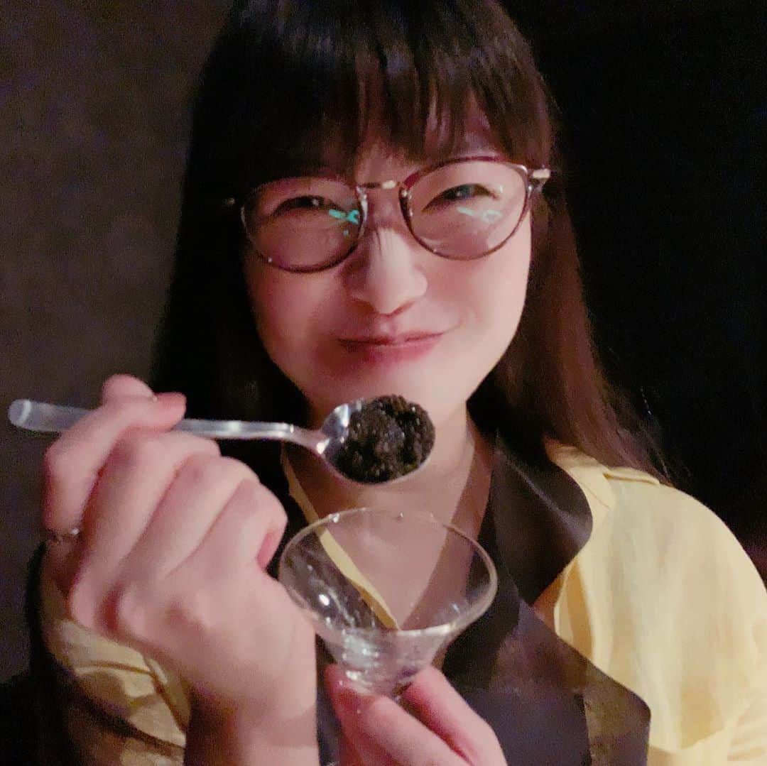 のインスタグラム：「家族の様に仲良くさせて頂いてる方達と、紹介して頂いた会員制の焼肉屋さん、『新進気鋭』にお邪魔しました🥩 箸休めがキャビアだし、メニューに無い日本酒どんどん出して注いで下さるし、何かもう良く分かんないけどとにかく美味しかった！！！！ 壁にキスマーク付けてきた💋 #新進気鋭 #焼肉新進気鋭 #焼肉 #ハシヤスメキャビア」