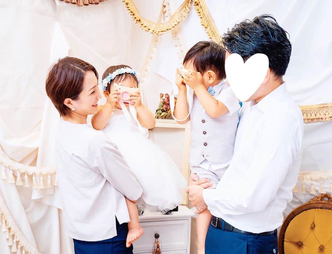のインスタグラム：「our little photographers📷✨ 家族写真はブルー×ホワイトでリンクコーデ💙🤍 すっかり我々の保護者感が増してきました👩🏻‍💼👨🏻‍💼 何でもお兄ちゃんの真似をする妹。カメラをもったり、電話をしたり、背伸びをしたり、動きがずれてシンクロしていて見ていて面白い😍  #家族写真 #年子兄妹 #3y0m #1y6m #LOVETABIMama」