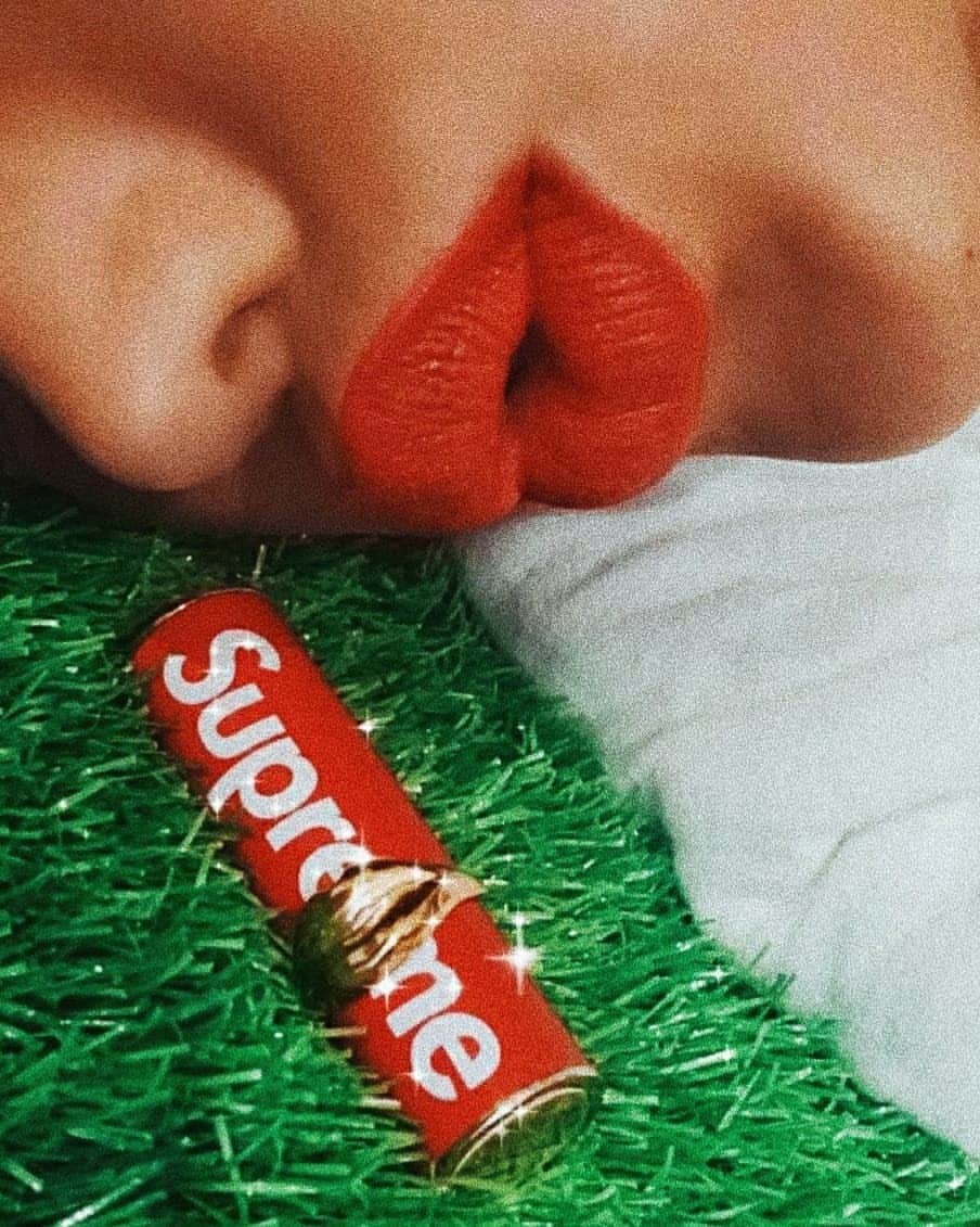 のインスタグラム：「このコラボ超カワイイけど、赤い口紅とかつけないしなーと思ってたが、久々の赤リップ予想外にアゲだった♥️♥️  #supreme #patmcgrath #red #lipstick #hypebea」