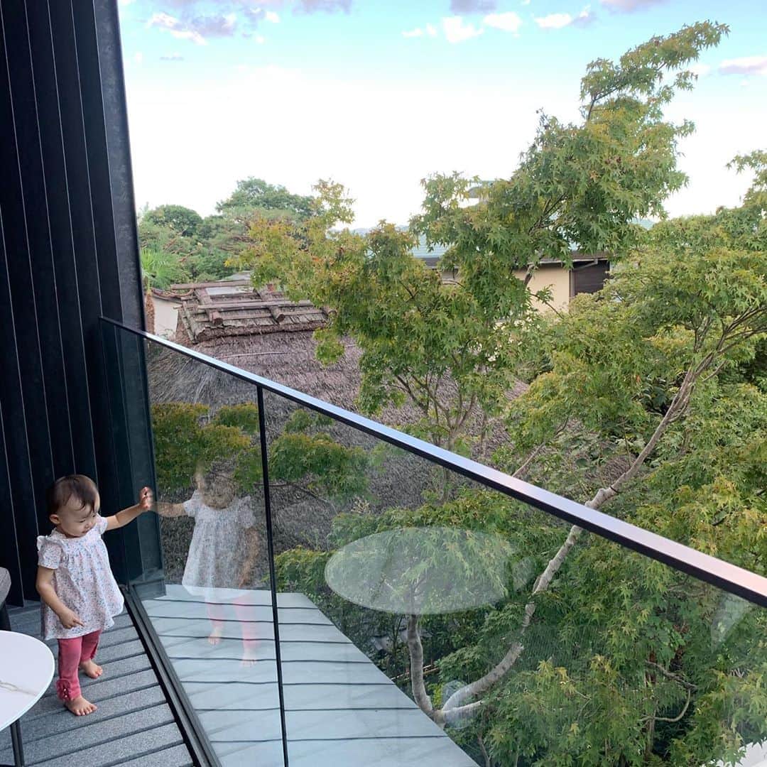 澤野井香里さんのインスタグラム写真 - (澤野井香里Instagram)「#嵐山 に新しくできた#munikyoto へ╰(*´︶`*)╯﻿ @muni_kyoto ﻿ 嵐山の#渡月橋 の目の前にある『唯一無二の景色』という意味だそう💡﻿ ﻿ 自然素材を取り入れた落ち着くお部屋に柑橘系🍋のオリジナルアメニティー、窓を開けると嵐山の自然を独り占めしている様な気持ちになって癒される♡﻿ ﻿ 涼しくなってきたので、ふんわり透け感のある袖がフロッキーになったニットで^ ^♪﻿ ﻿ #ks_20✨ #ks_kyoto✨ #京都　#嵐山　#ムニ京都　#munikyoto #kyoto #queenscourt #jlounge_style #pr #ks_dau #ks_dau_2020 #M🍒_」9月22日 12時15分 - kaori_sawanoi