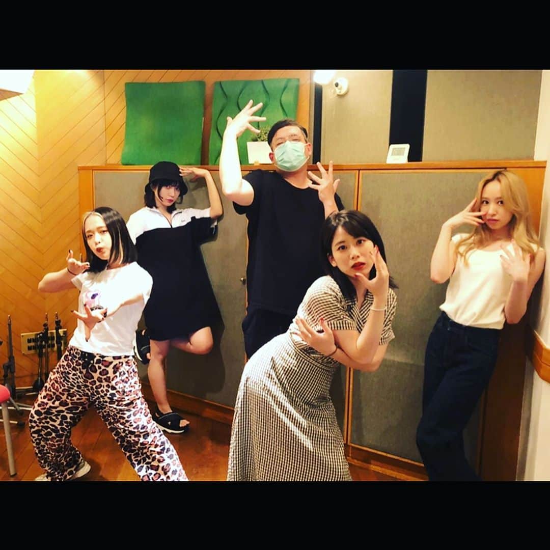 斉藤伸也のインスタグラム：「本日フラゲ日、フィロソフィーのダンスメジャーデビューシングルにオプティミスティック・ラブという曲を提供したぞ！スーパーキーボーディストGakushiさん(@gakushi0817)と共編曲！まじブリバリよ！ギターは小林ファンキ風格(@kfukaku)をヘッドハント！最高に踊れちゃうので是非  #フィロソフィーのダンス #フィロのスメジャーデビュー #dontstopthedance #danceforphilosophy」