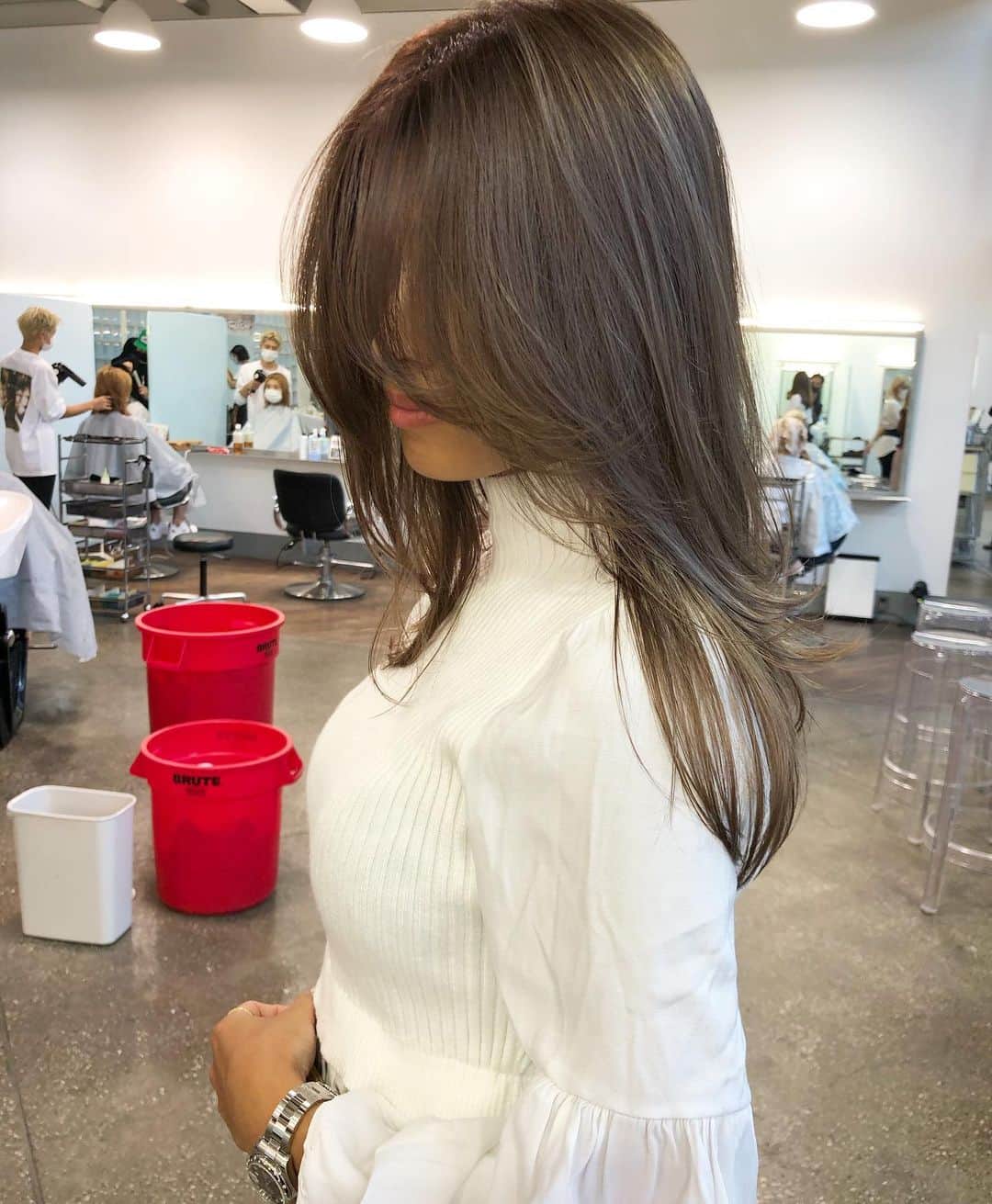 神能裕貴のインスタグラム：「🌫 effortless cut 🌫 【ラフで色気のある女性】 【シンプルで品があるヘアー】 【ヌーデイーなカラー】 この３つにこだわります。 . 【エフォートレスカット】 ◉ラフに決まるセットも簡単なカット. ◉飾らず、抜け間のある雰囲気に！ ◉軽やかで美しい女性. . . 【キャメルアッシュブラウン】 ◉今季オススメのキャメルカラー ◉大人の色気が確実に出る ◉もうアッシュグレーは古い！ ◉イケてるカラーはブラウン系  #effortlesscut#balayage#highlight#shadowroot#ombre #オンブレ#オンブレカラー#ハイライト#バレイライト#バレイヤージュ#海外ヘアー#リアル海外ヘアー#ラフカット#エフォートレスカット#ラフで適当がカッコいい#ラフで色気のあるヘアー#キャメルブラウン#SHIMA#色気#セクシー#sexy#ラフ#クール#髪型ではなく色気を買う時代」