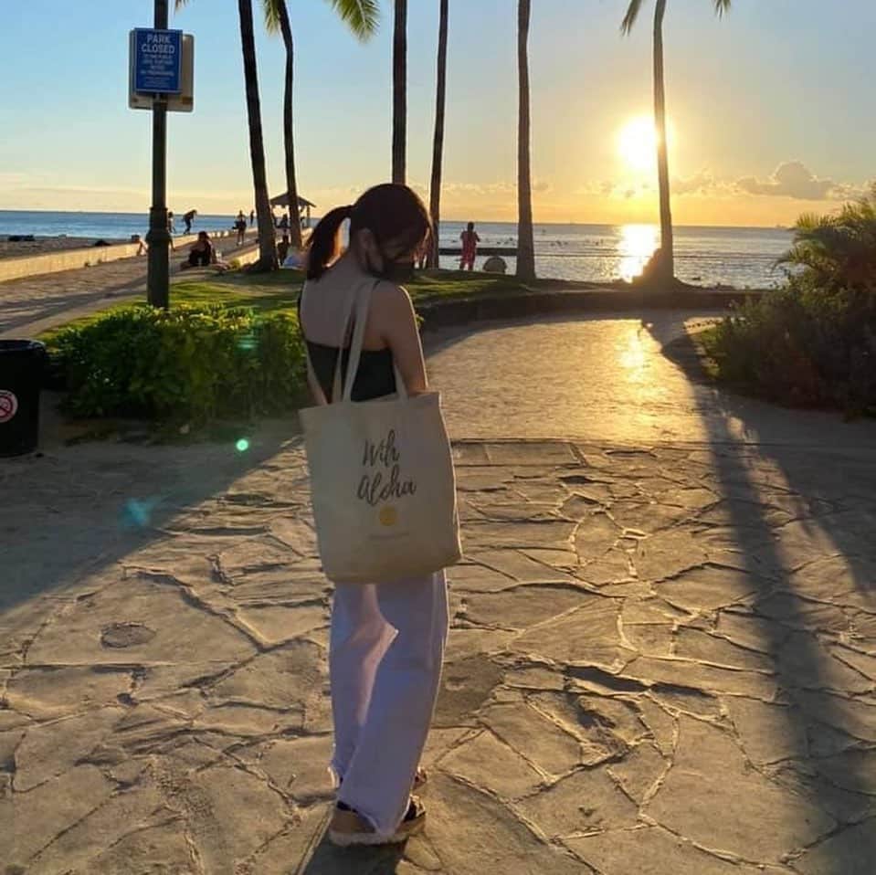 Tiaraのインスタグラム：「. サンセットタイムにお散歩してきました😊🌅﻿ ﻿ @alohastudio_shop のバック、まぁまぁとムスメから高評価wもらいましたー😆﻿ ﻿ ﻿ #ハワイ﻿ #ハワイ好き﻿ #ハワイ好きな人と繋がりたい﻿ #ハワイ生活﻿ #ハワイお土産﻿ #プレゼント﻿ #アロハ﻿ #ワイキキ﻿ #ハワイライフ﻿ #ハワイ在住﻿ #ハワイ暮らし﻿ #hawaii#aloha﻿ #ホノルル﻿ #ハワイに行きたい﻿ #ハワイに住みたい﻿ #alohastudio﻿ #バッグ﻿ #トートバッグ」
