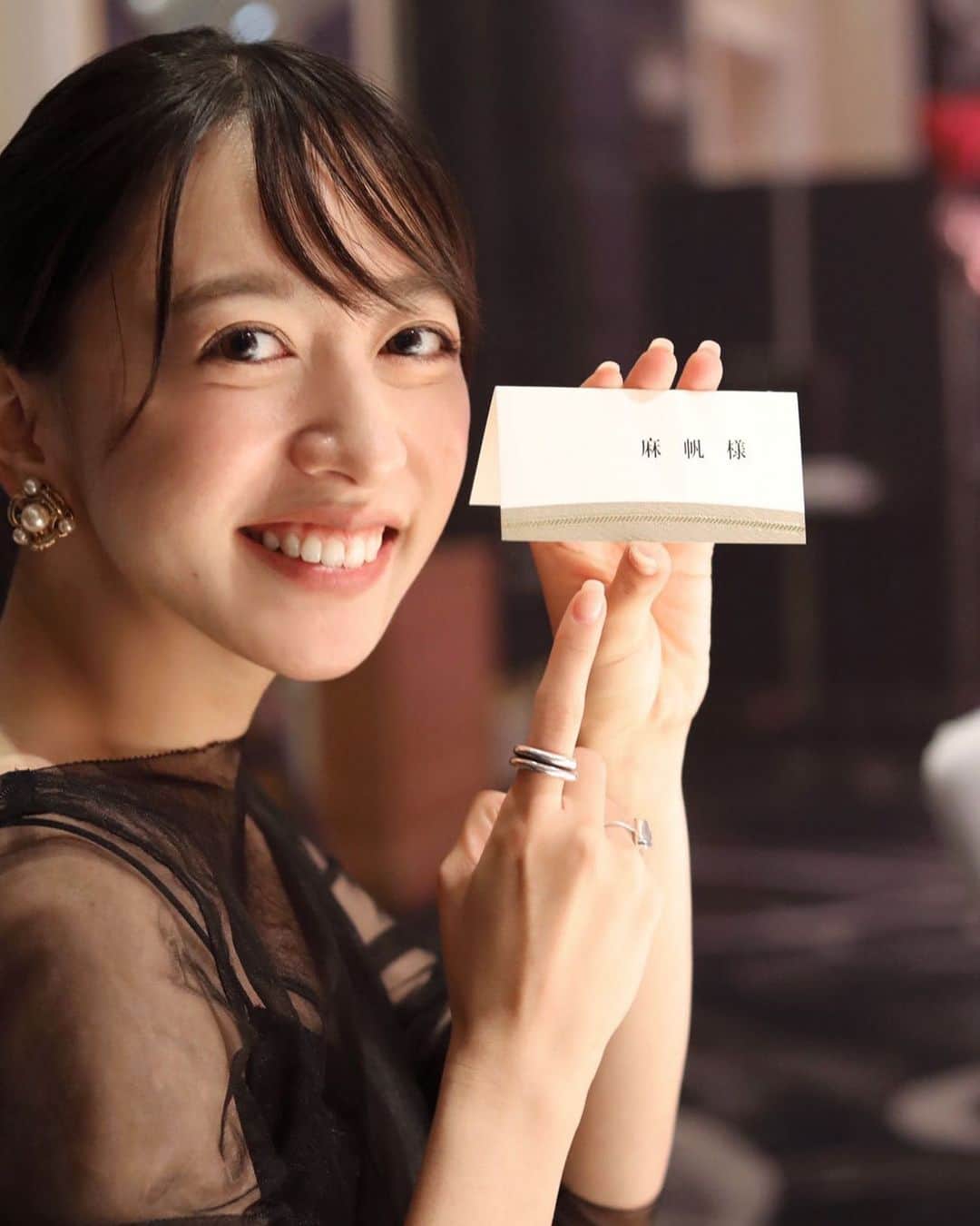 井元麻帆のインスタグラム：「昨日は、上京したときから いつも遊んでくれていた大好きな兄さんの待ちに待った結婚式でした💒🎈✨最高でした。 座席表を指差し笑顔な謎写真🥺🤳🏻」