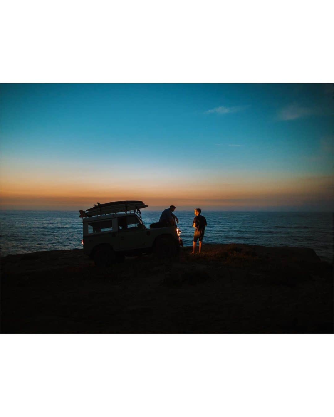 Alex Strohlさんのインスタグラム写真 - (Alex StrohlInstagram)「Dreamy days off the coast of Portugal.. Went down a rabbit hole in the archive today and was so excited to revisit these moments from filming @finn @wildistco workshop. Feels like worlds ago, eating amazing seafood, puttering around in @coolnvintage Land Rovers, and just having a grand old time. @julian_pircher @andreadabene @_slightlyagitated_」9月22日 12時32分 - alexstrohl