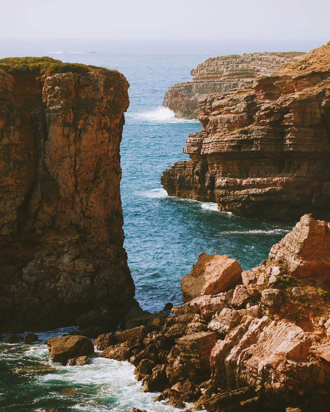 Alex Strohlさんのインスタグラム写真 - (Alex StrohlInstagram)「Dreamy days off the coast of Portugal.. Went down a rabbit hole in the archive today and was so excited to revisit these moments from filming @finn @wildistco workshop. Feels like worlds ago, eating amazing seafood, puttering around in @coolnvintage Land Rovers, and just having a grand old time. @julian_pircher @andreadabene @_slightlyagitated_」9月22日 12時32分 - alexstrohl