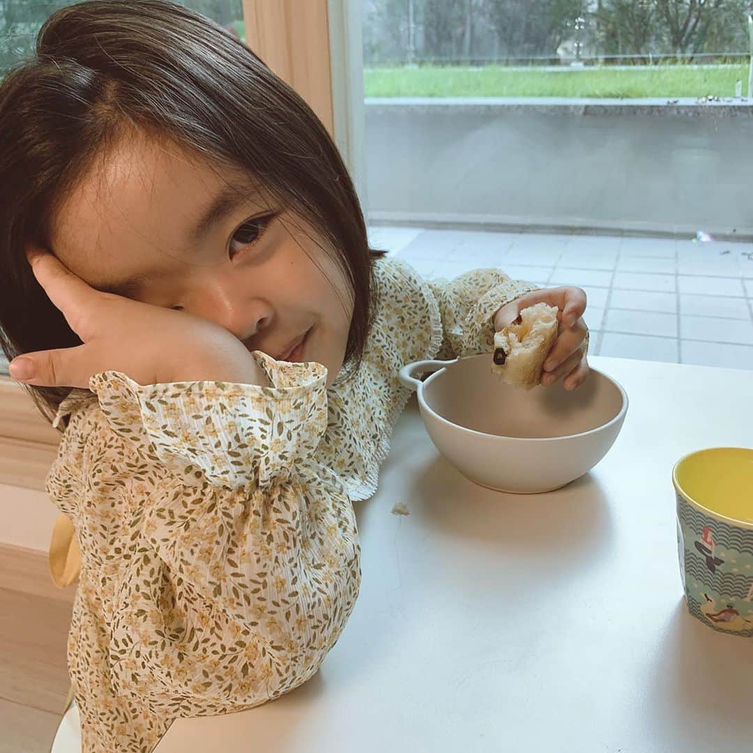 イ・ユンジのインスタグラム：「쌀랑해진 아침바람에 고대하던 원피스를 꺼내입으니 정말이지 언니같다.#이로운의상실#라니언니야#그런눈빛으로나를보지마오#가을갬성#실은유치원그기시르다#눈으로말해요」