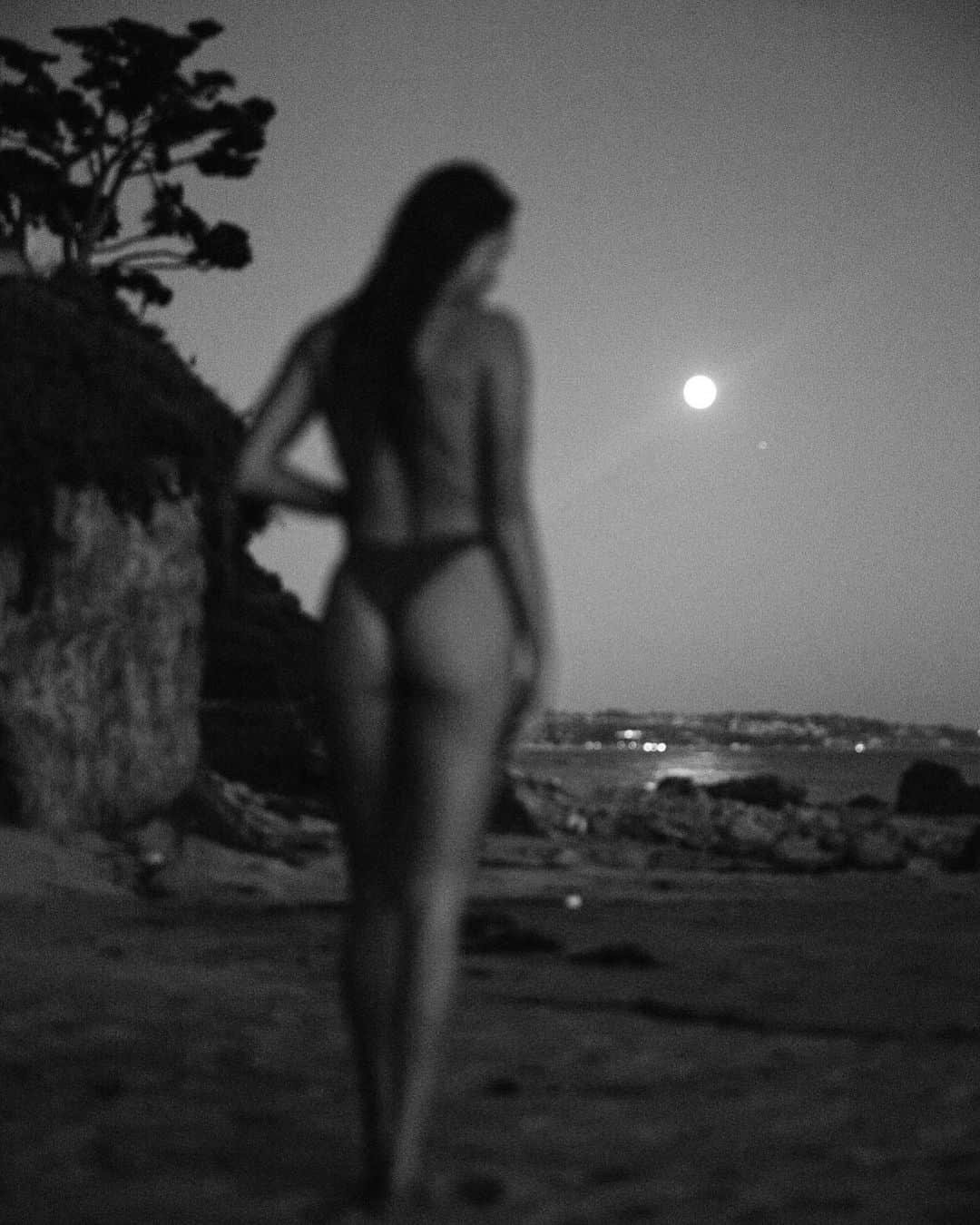 ケルシー・ロビンソンのインスタグラム：「Out of focus is the new in focus 🌙」