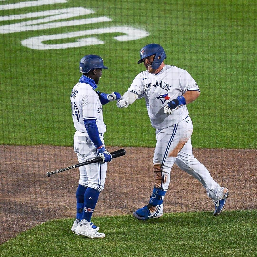 トロント・ブルージェイズさんのインスタグラム写真 - (トロント・ブルージェイズInstagram)「Beam him up 🚀  Captain @alexkirk5 hit his FIRST MLB homer! #WeAreBlueJays」9月22日 12時48分 - bluejays