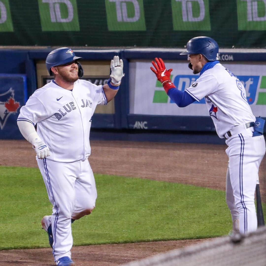 トロント・ブルージェイズさんのインスタグラム写真 - (トロント・ブルージェイズInstagram)「Beam him up 🚀  Captain @alexkirk5 hit his FIRST MLB homer! #WeAreBlueJays」9月22日 12時48分 - bluejays
