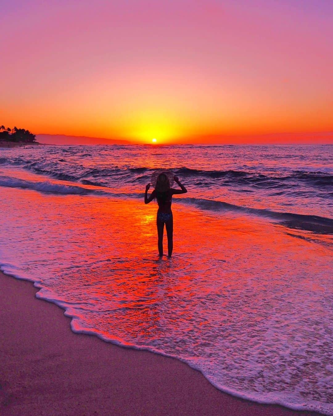 shihoのインスタグラム：「🧡💗☀️💗🧡 ・ 時間とともにどんどん空の色が変わり 視野いっぱいに広がる海とサンセットを のーんびりと眺められるのは サンセットビーチの魅力の1つ♡ 綺麗なサンセットにBGMは波の音。 最高でしかない🤤🧡 ・ 皆さま素敵な1日を♡ Have a happy day! ・ #hawaii#islandofoahu#oahu#ハワイ#trip #オアフ島#travel#loco_hawaii#travel_jp #funtorip#タビジョ#旅MUSE#genic_travel #genic_mag#たびねす#旅行#genic_hawaii #sunsetbeach#haleiwa#ハレイワ#beach #サンセットビーチ#northshore#oahuhawaii #tabijyomap_hawaii#lealeahawaii#2020」
